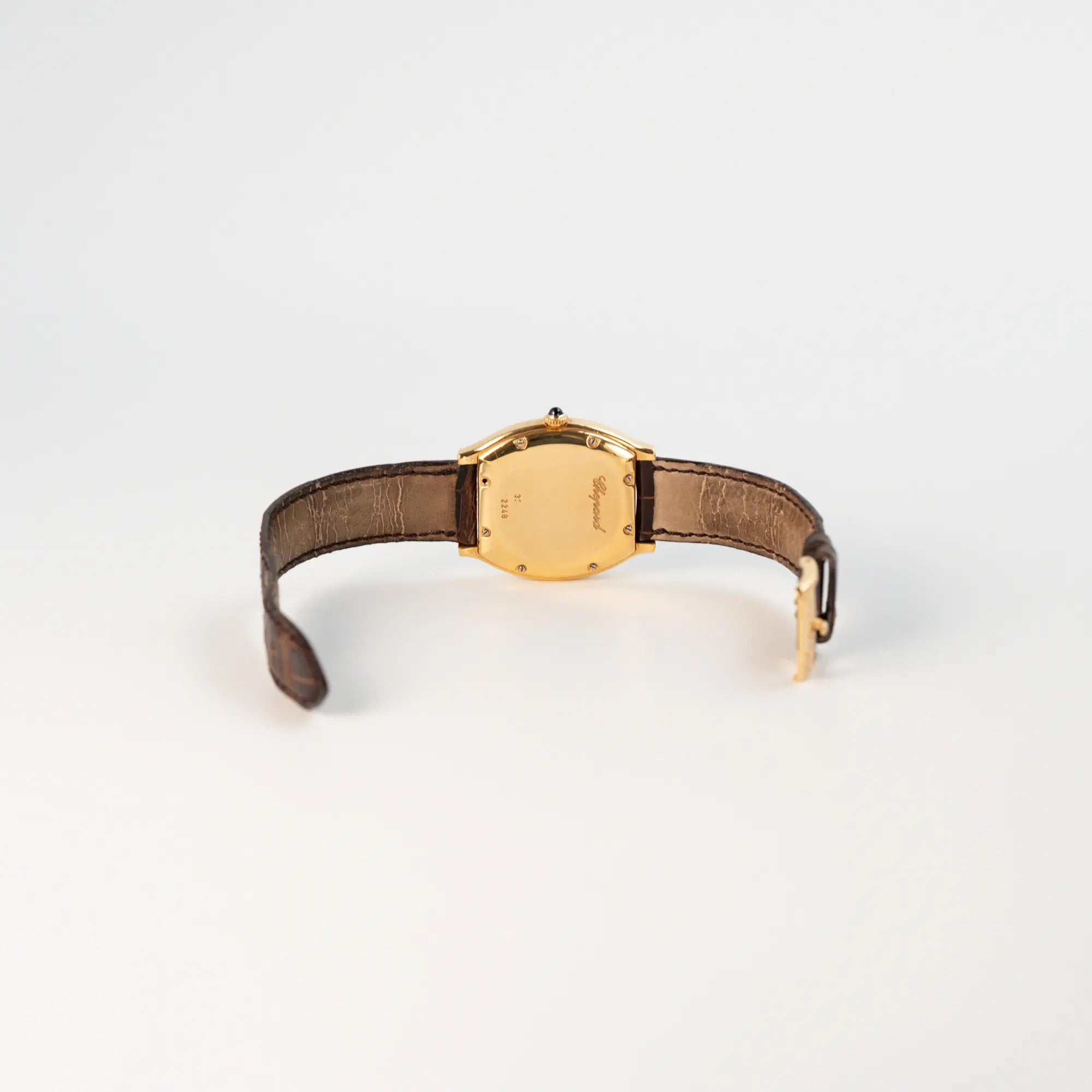 Blick auf den Gehäuseboden und die geöffnete Dornschliesse der Chopard Tonneau Powerreserve 2248 mit Gehäuse aus 18k Roségold