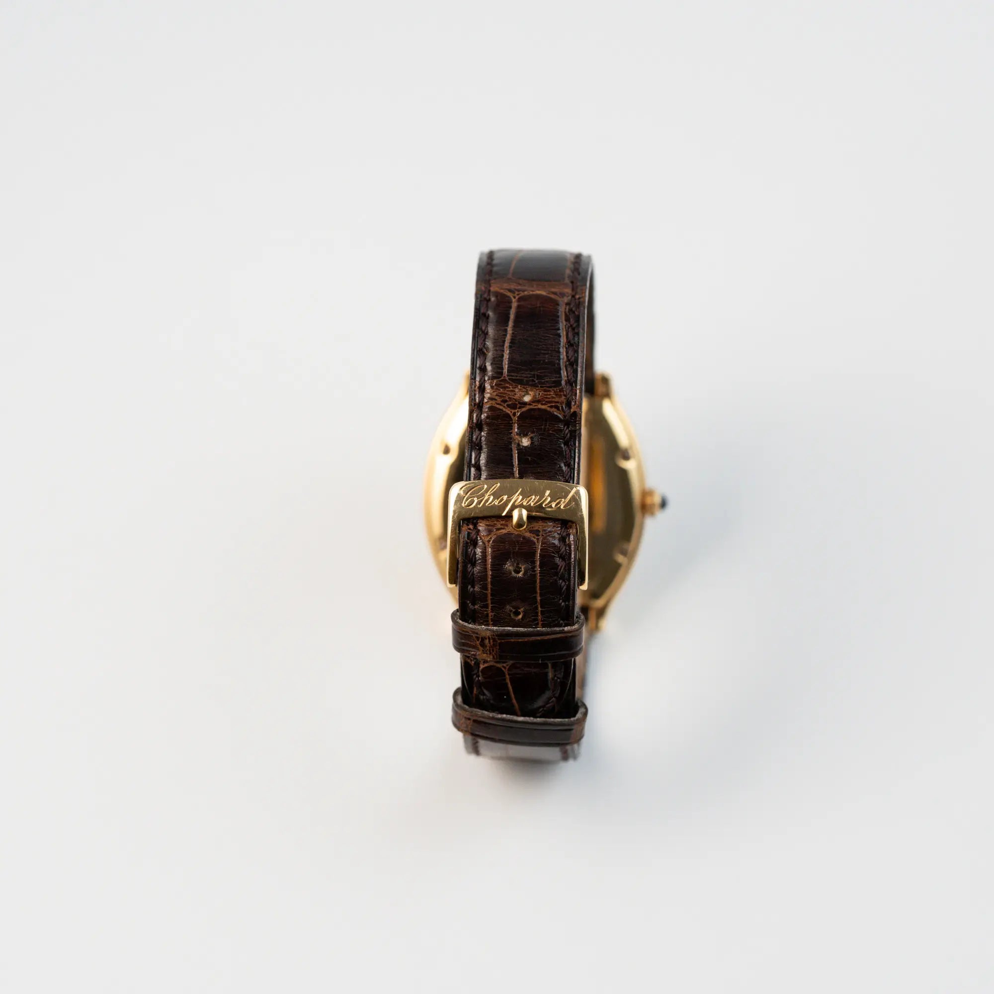 Blick auf das braune Lederband und di originale Dornschliesse mit Chopard Schriftzug von der Chopard Tonneau Powerreserve 2248 mit Gehäuse aus 18k Roségold
