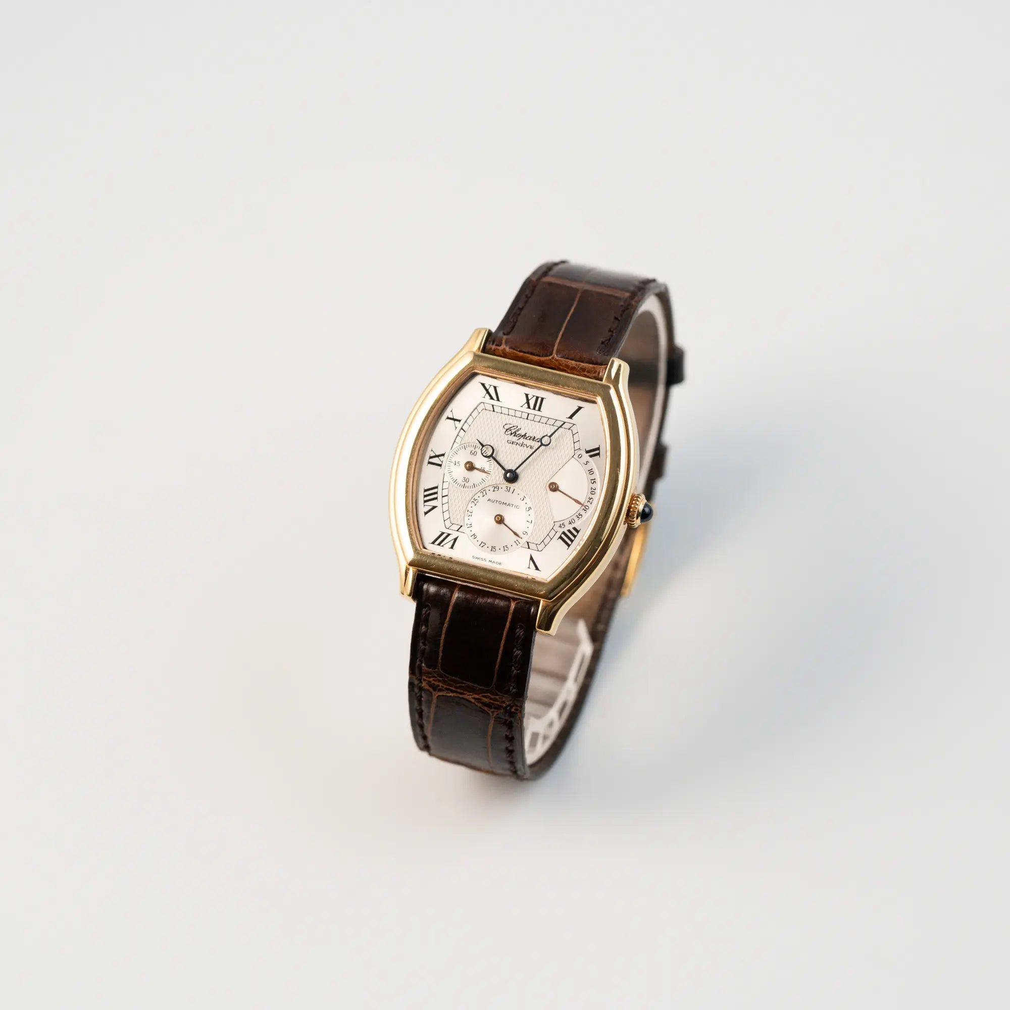 Leicht schräge Ansicht der Chopard Tonneau Powerreserve 2248 mit Gehäuse aus 18k Roségold