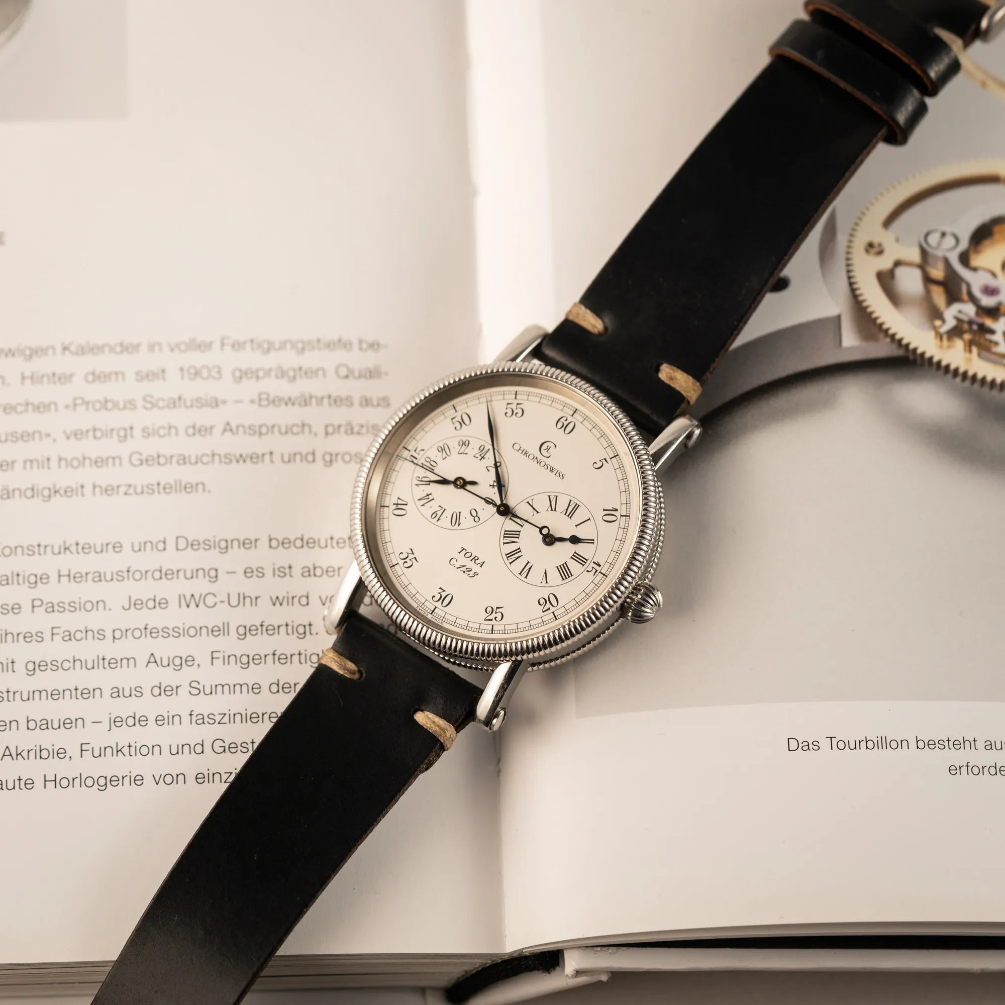 Produktfotgrafie der Chronoswiss Regulator Tora C123 mit weißem Zifferblatt mit zwei symmetrisch angeordneten Hilfszifferblättern mit römischen Indizes