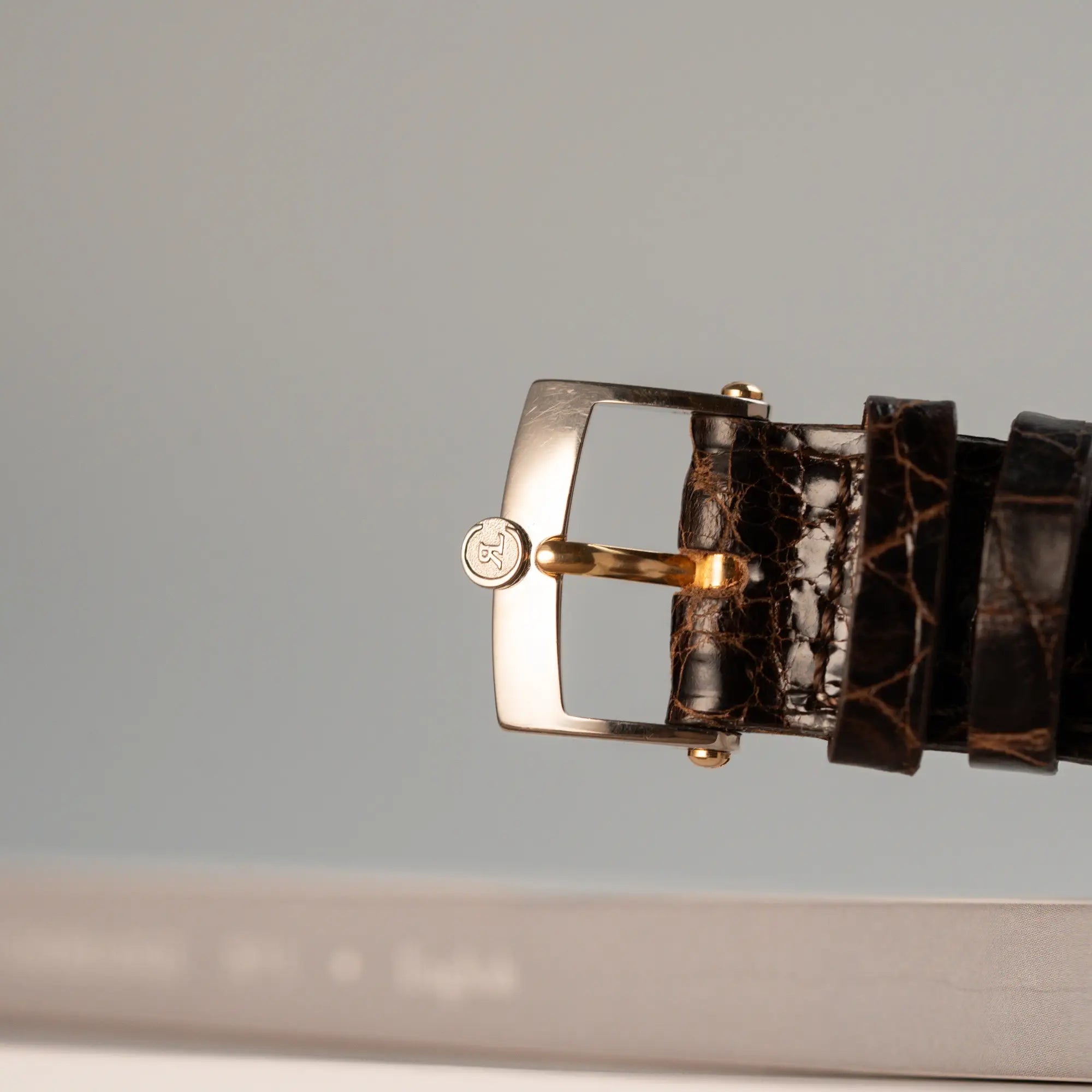 Detailaufnahme der Dornschliesse für die limitierte Chronoswiss Digiteur Armbanduhr in einem Weißgold-Gehäuse mit Rotgold-Zifferblatt