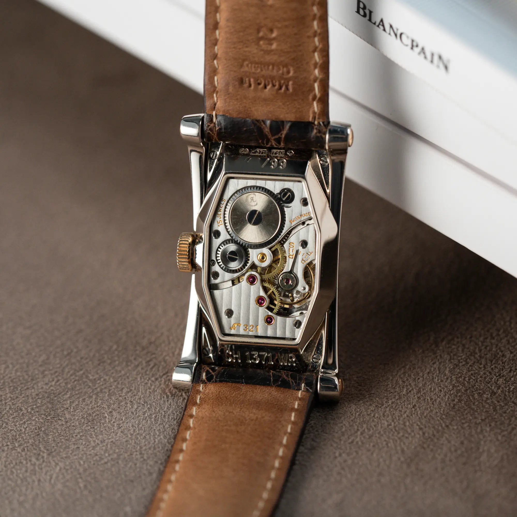 Gehäuseboden mit Sichtglas der limitierten Chronoswiss Digiteur Armbanduhr in einem Weißgold-Gehäuse mit Rotgold-Zifferblatt