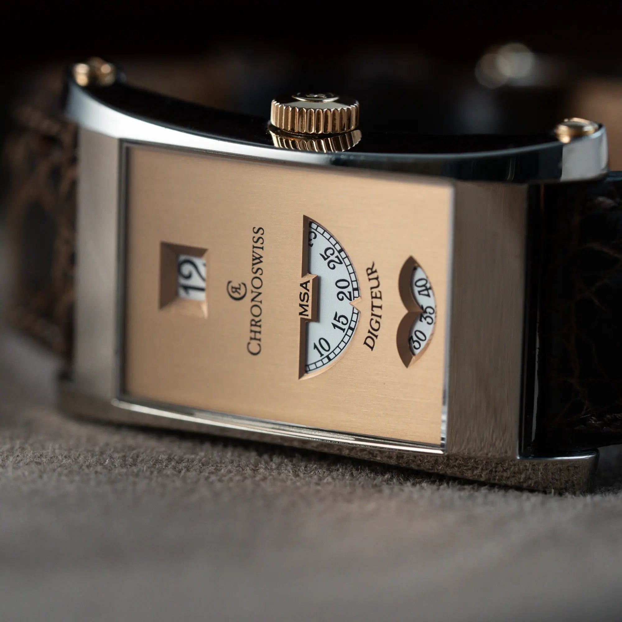 Detailaufnahme der der limitierten Chronoswiss Digiteur Armbanduhr in einem Weißgold-Gehäuse mit Rotgold-Zifferblatt