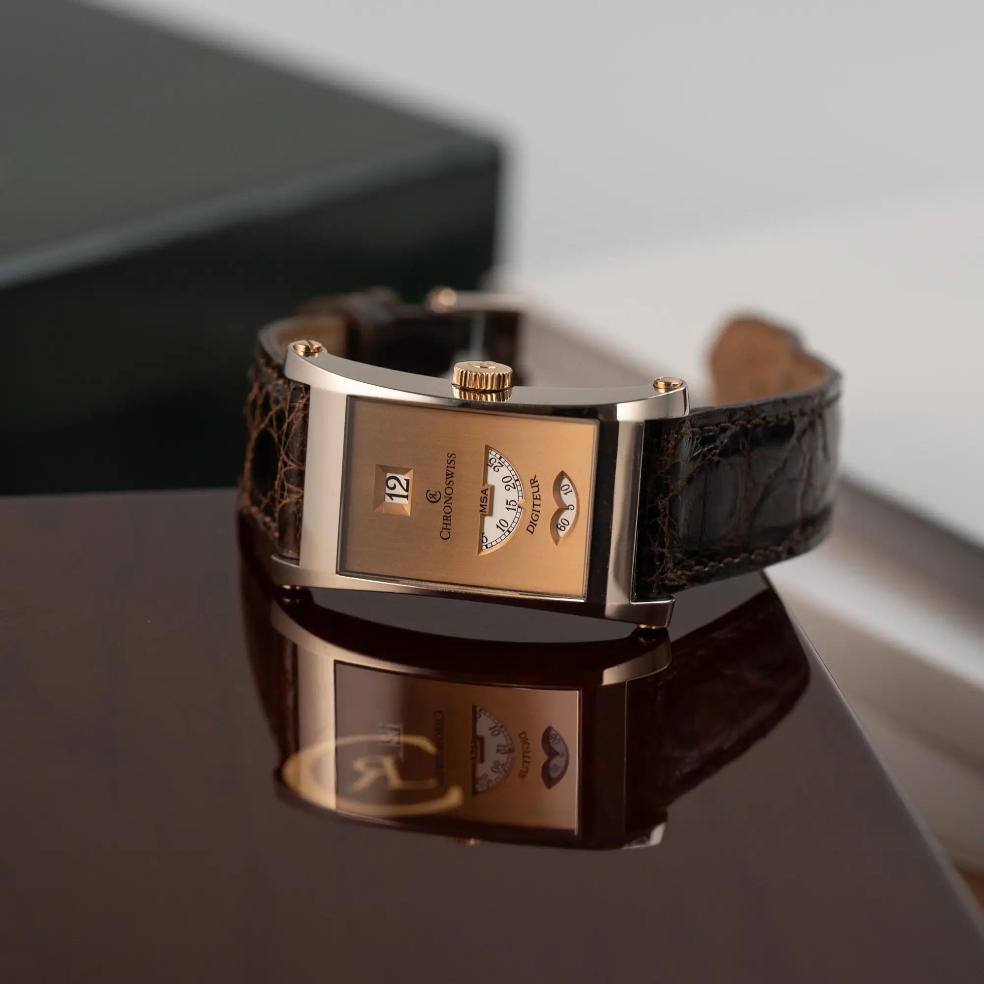 Produktfotografie der limitierten Chronoswiss Digiteur Armbanduhr in einem Weißgold-Gehäuse mit Rotgold-Zifferblatt