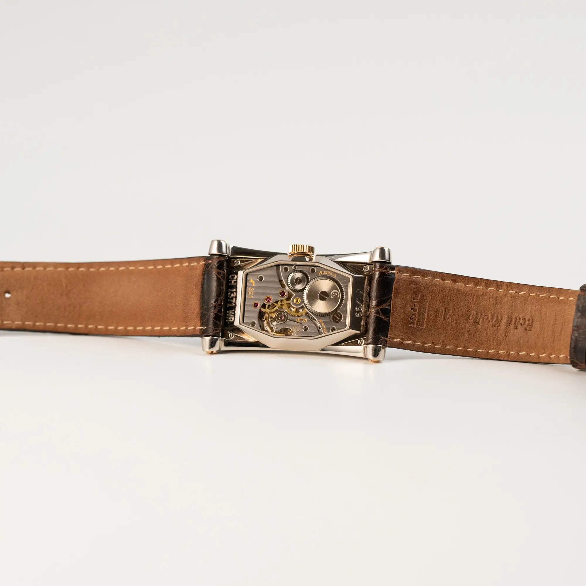 Gehäuseboden der limitierten Chronoswiss Digiteur Armbanduhr in einem Weißgold-Gehäuse mit Rotgold-Zifferblatt mit Blick auf das Handaufzugskaliber 321