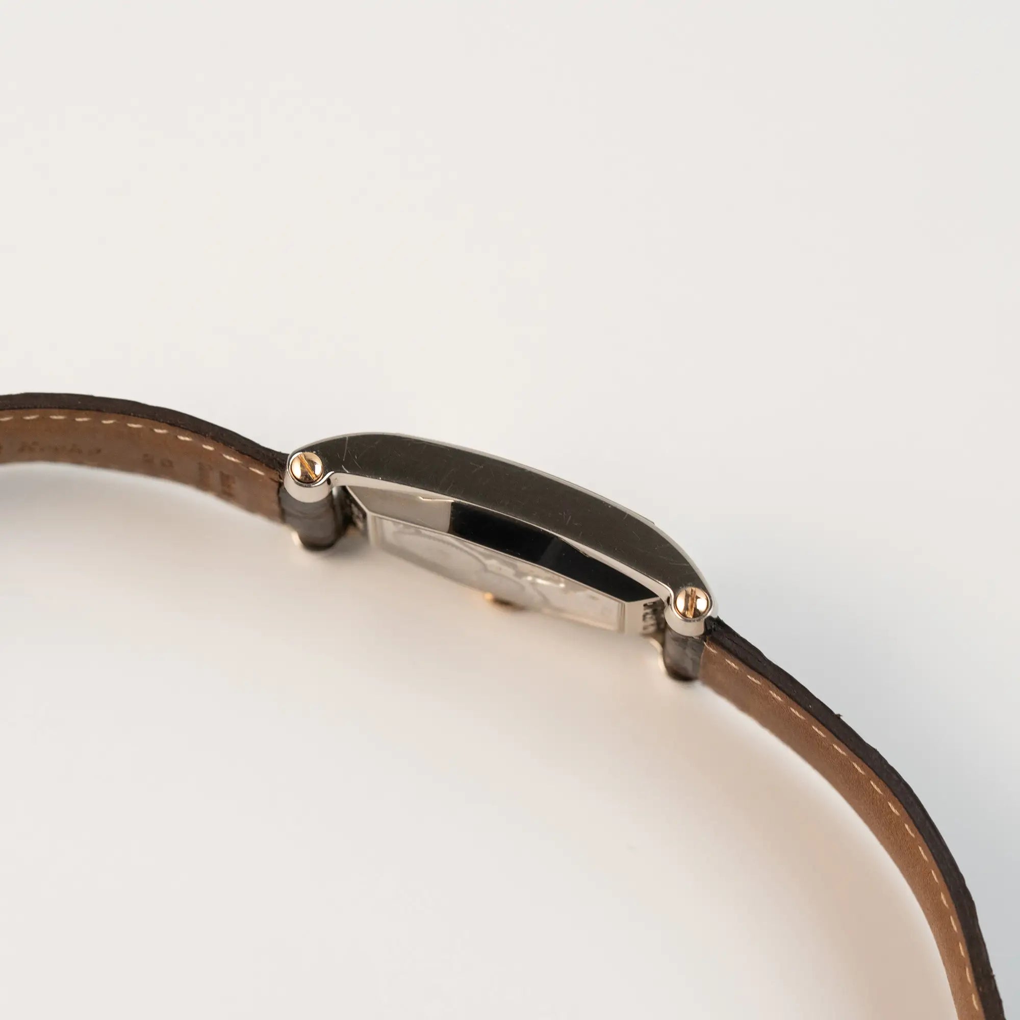 Seitliches Gehäuse der limitierten Chronoswiss Digiteur Armbanduhr in einem Weißgold-Gehäuse mit Rotgold-Zifferblatt