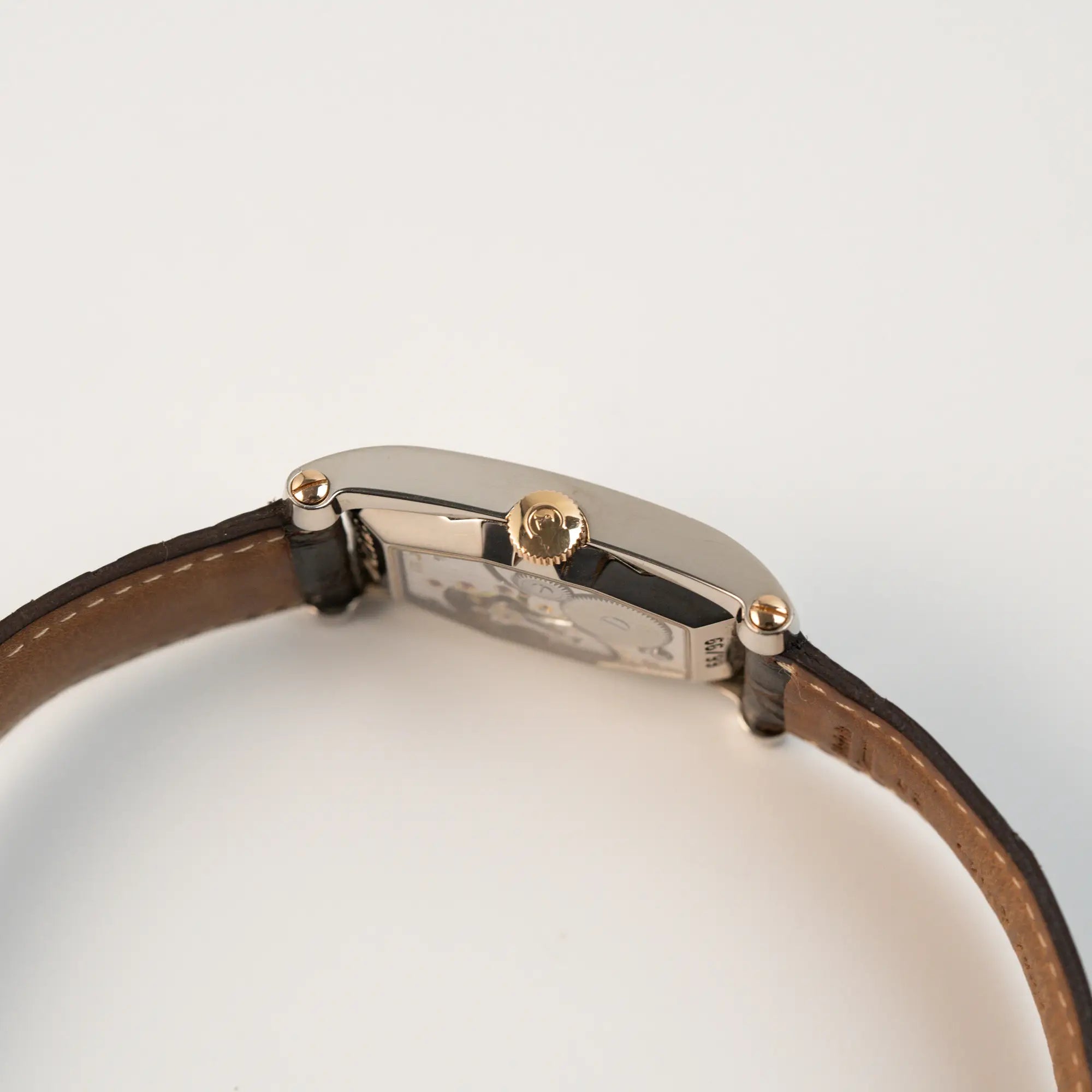 Seitliches Gehäuse der der limitierten Chronoswiss Digiteur Armbanduhr in einem Weißgold-Gehäuse mit Rotgold-Zifferblatt mit Blick auf die Aufzugskrone in Rosegold