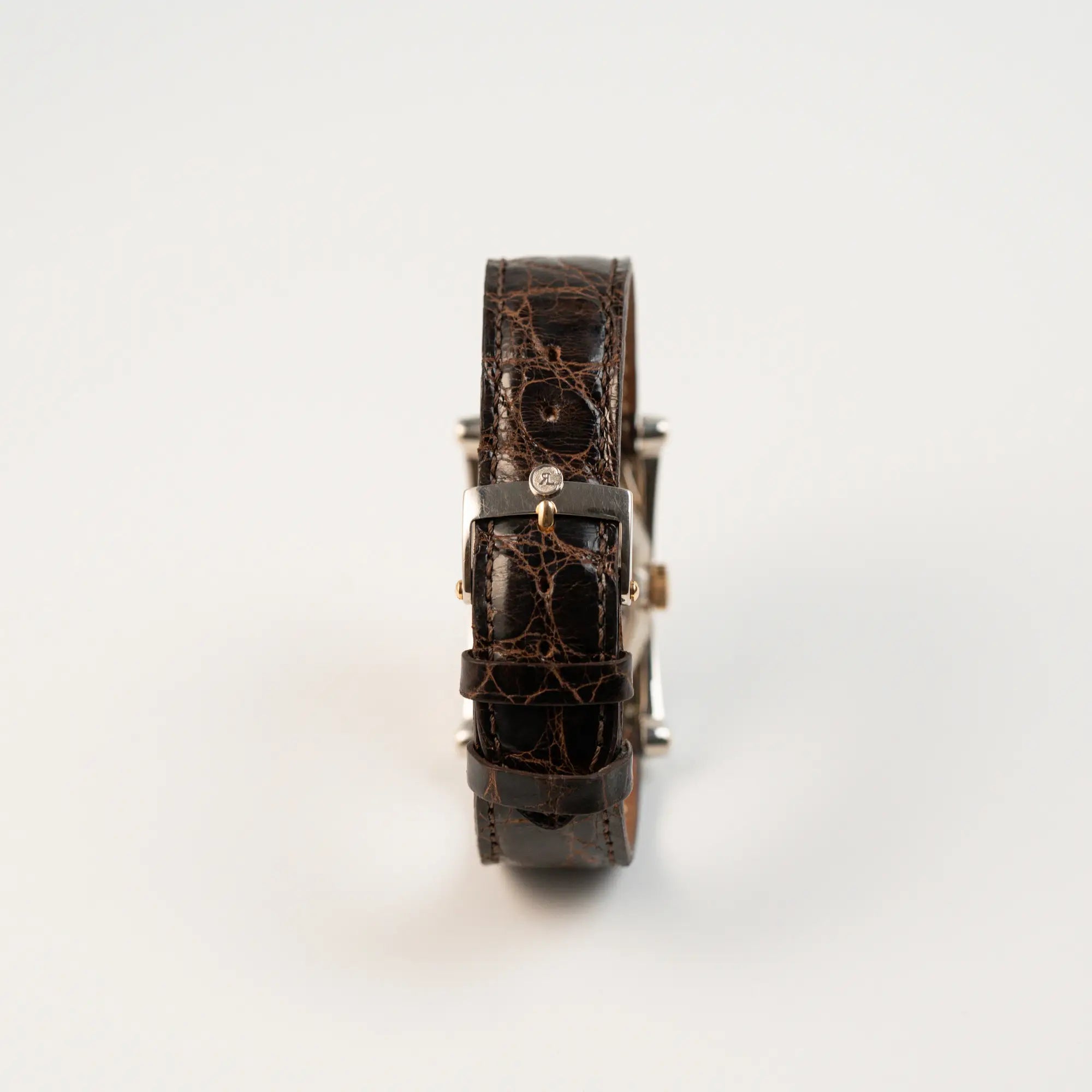 Rückseite der limitierten Chronoswiss Digiteur Armbanduhr in einem Weißgold-Gehäuse mit Rotgold-Zifferblatt mit Blick auf das braune Lederband mit originaler Chronoswiss-Schliesse