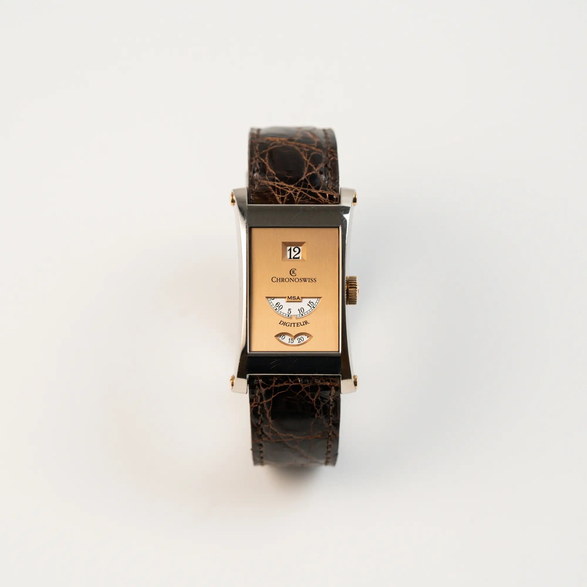 Frontale Ansicht der limitierten Chronoswiss Digiteur Armbanduhr in einem Weißgold-Gehäuse mit Rotgold-Zifferblatt