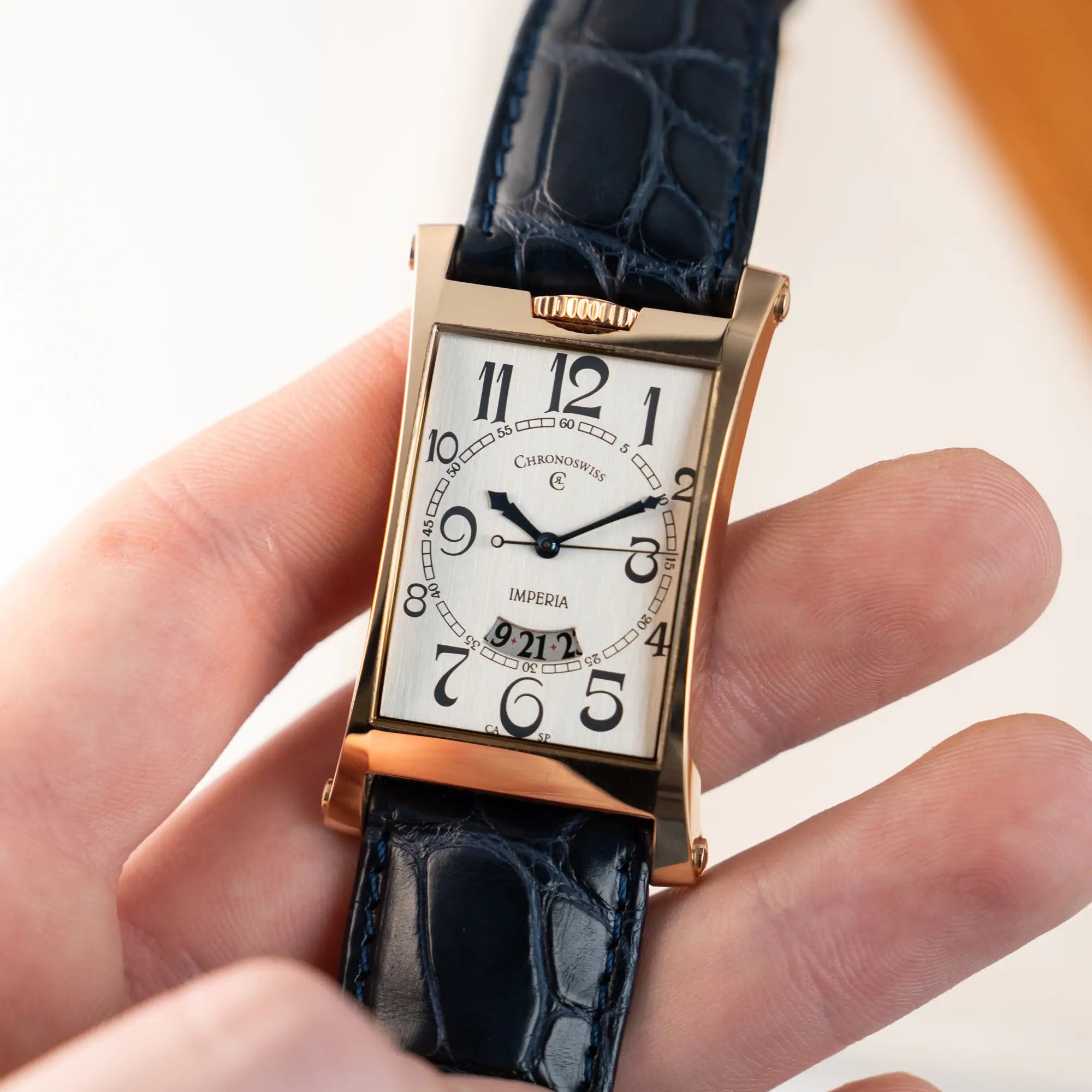 Mann hält die Chronoswiss Imperia CH20671R mit 18k Gelbgold-Gehäuse in seiner Hand