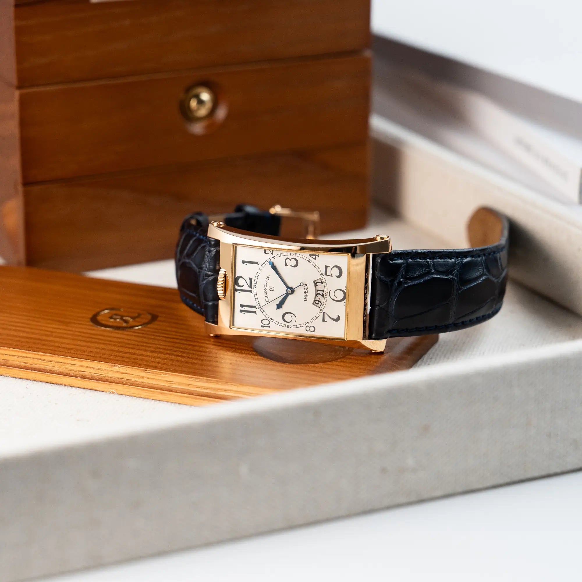 Produktfotografie der Chronoswiss Imperia CH20671R mit 18k Gelbgold-Gehäuse