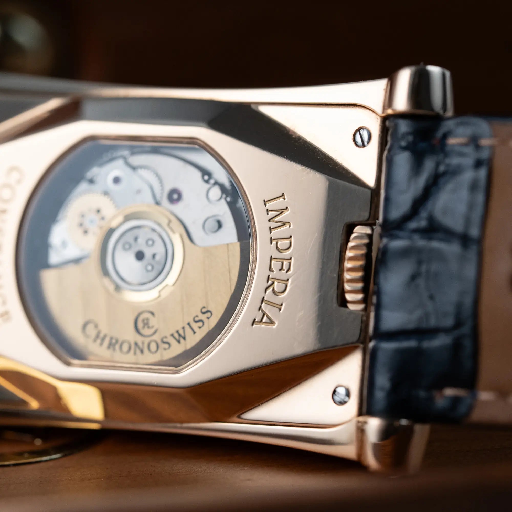 Detailaufnahme des Gehäusebodens der Chronoswiss Imperia CH20671R mit 18k Gelbgold-Gehäuse
