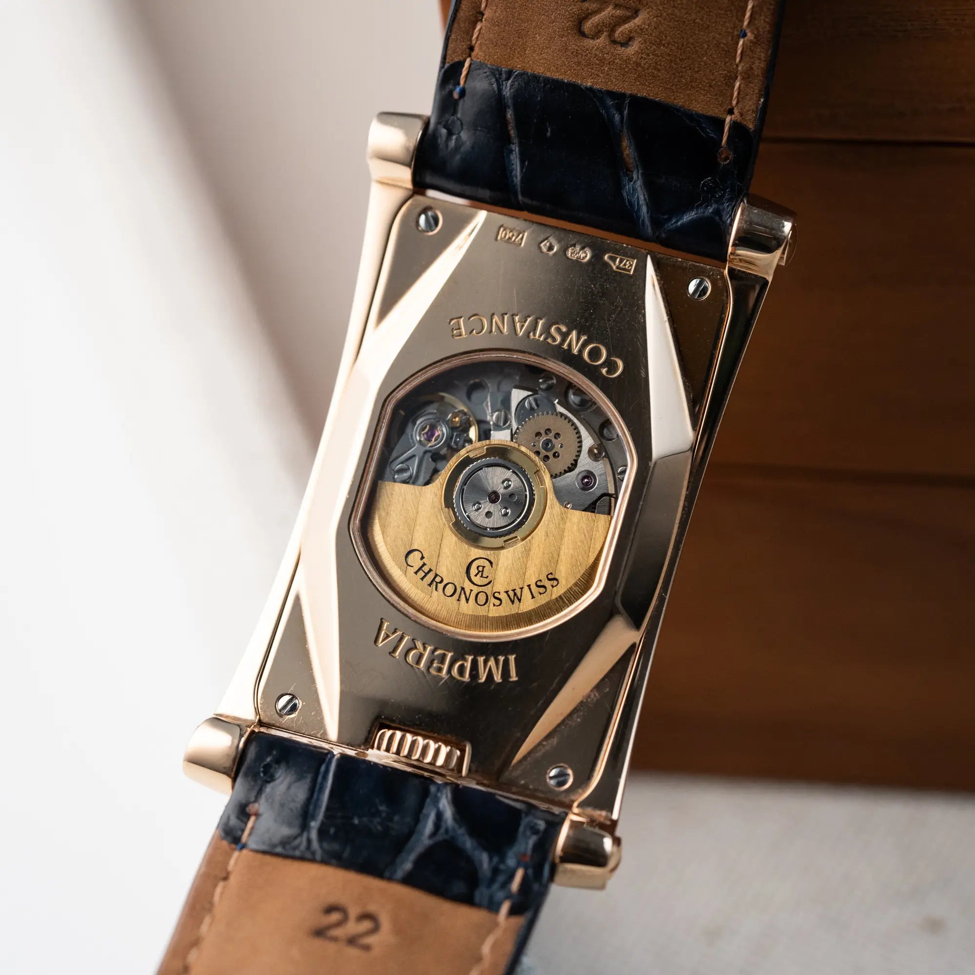 Produktfotografie des Gehäusebodens der Chronoswiss Imperia CH20671R mit 18k Gelbgold-Gehäuse