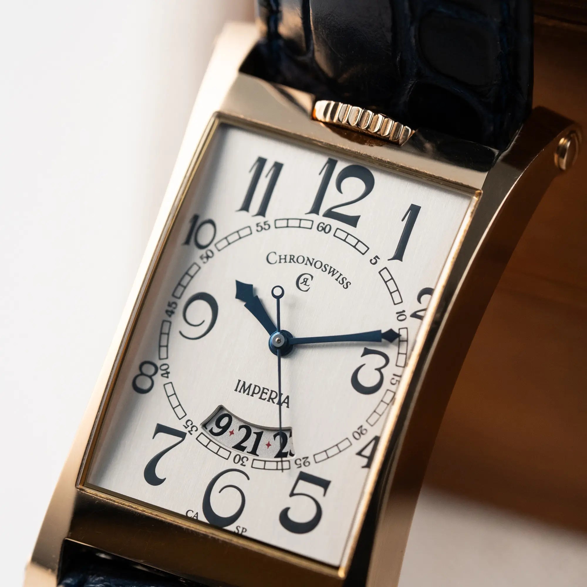 Detailaufnahme der Chronoswiss Imperia CH20671R mit 18k Gelbgold-Gehäuse