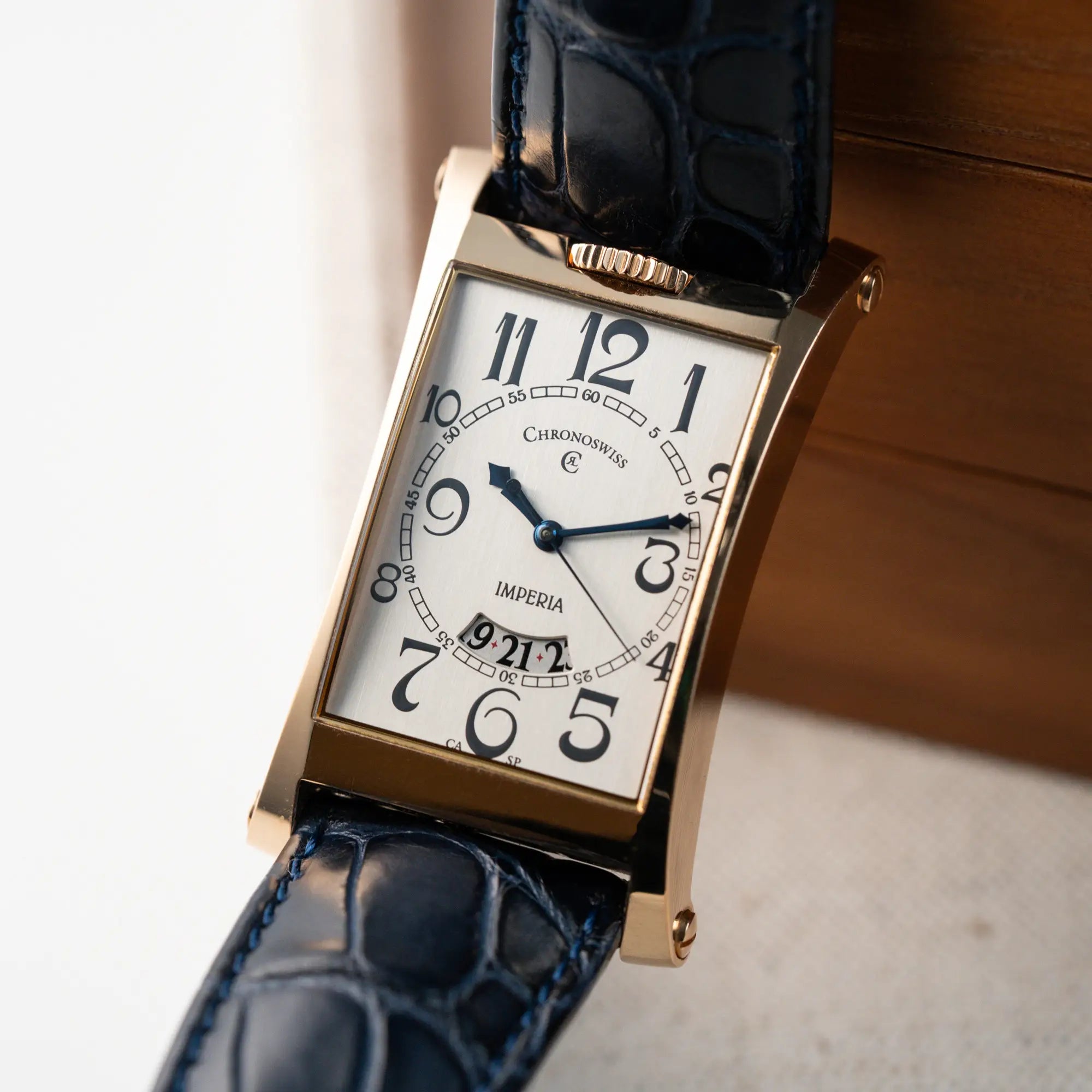 Detailaufnahme der Chronoswiss Imperia CH20671R mit 18k Gelbgold-Gehäuse