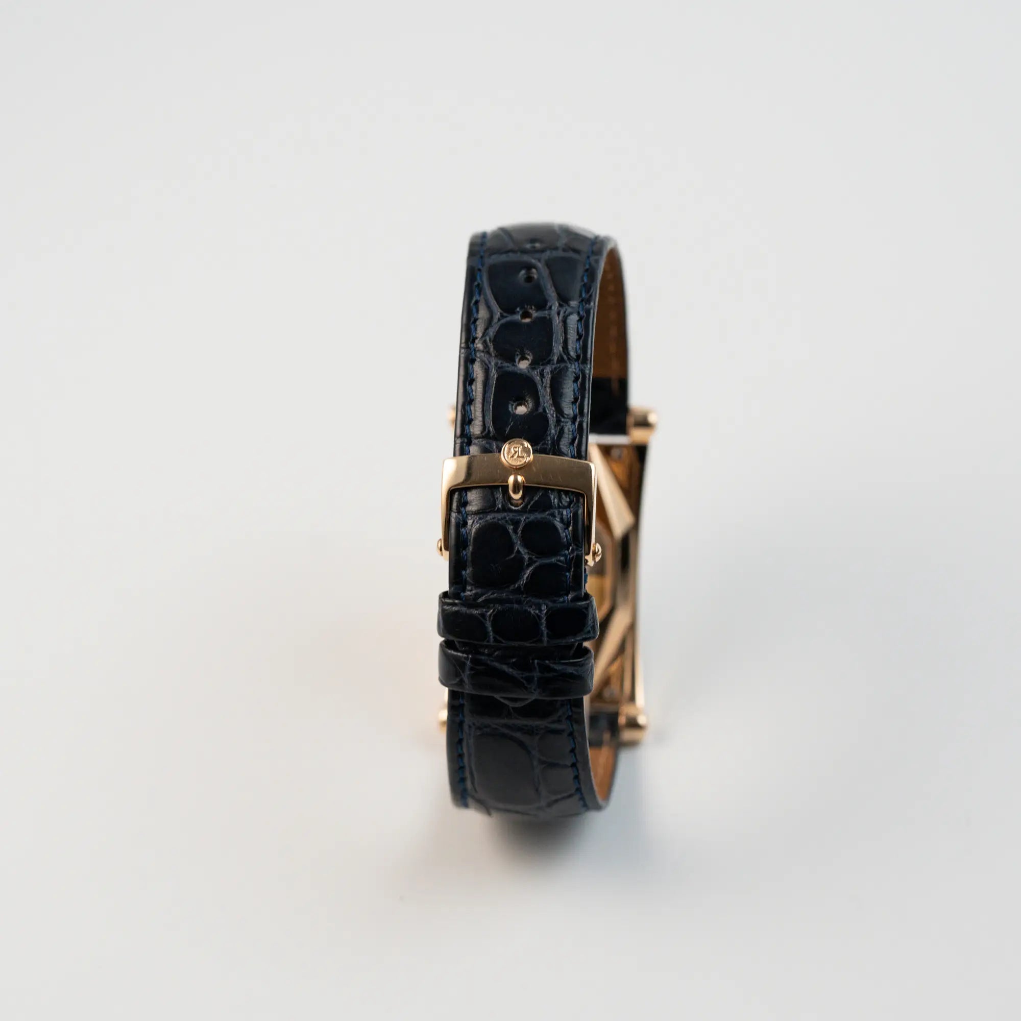 Blick auf das dunkelblaue Lederband mit goldener Dornschliesse von der Chronoswiss Imperia CH20671R mit 18k Gelbgold-Gehäuse