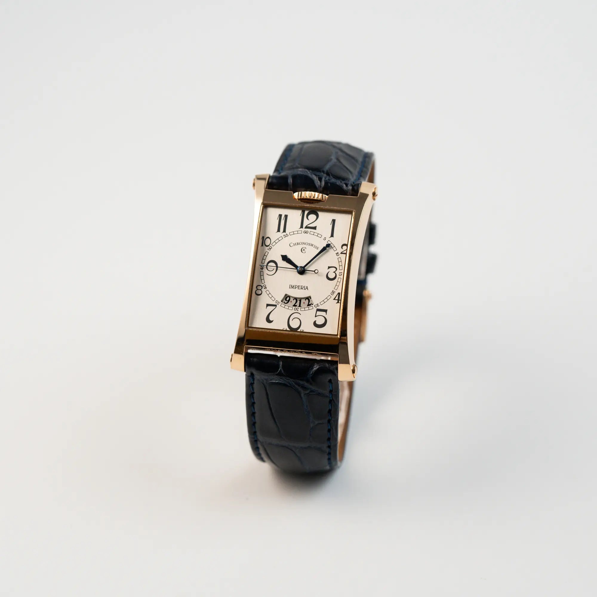 Leicht schräge Ansicht der Chronoswiss Imperia CH20671R mit 18k Gelbgold-Gehäuse