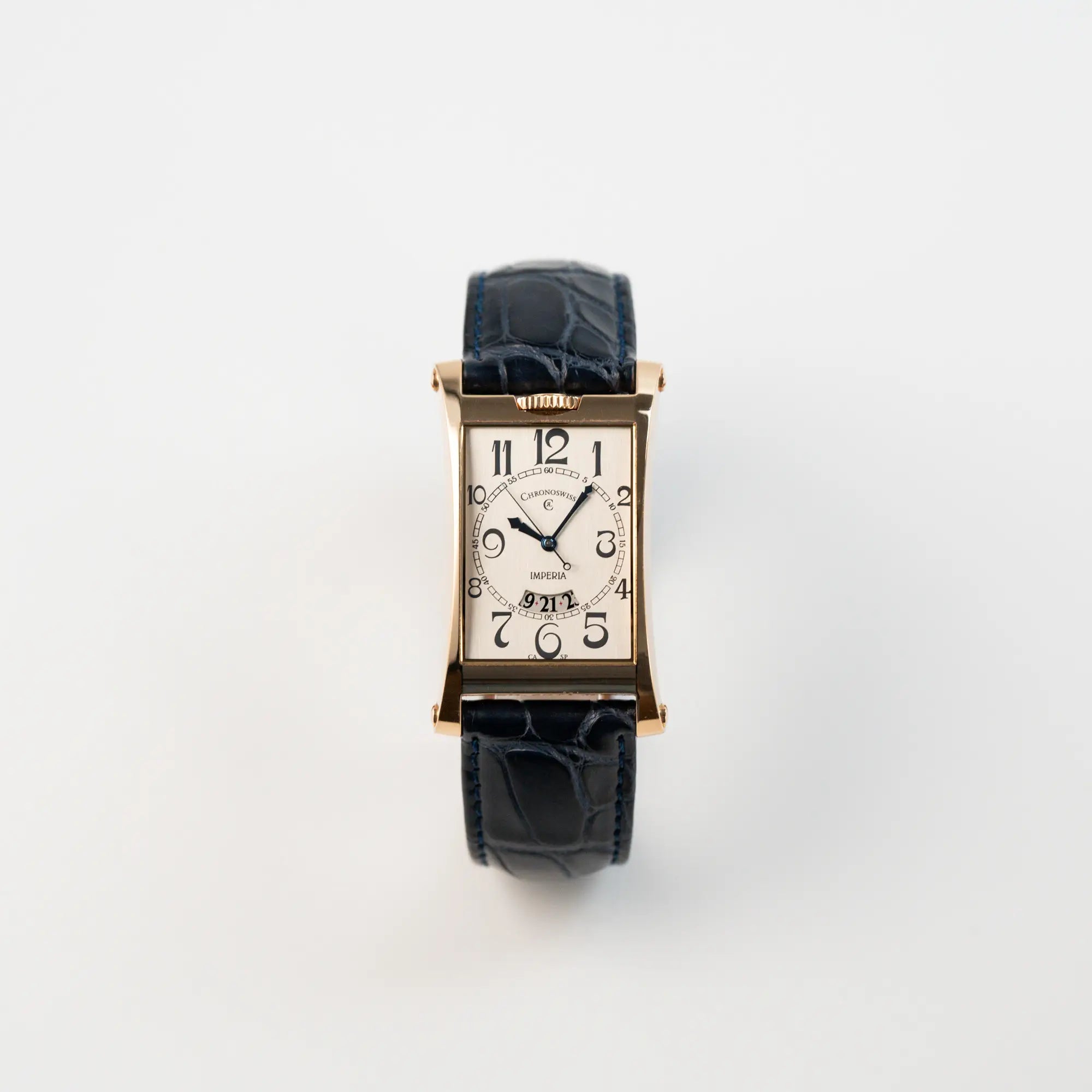 Frontale Ansicht der Chronoswiss Imperia CH20671R mit 18k Gelbgold-Gehäuse