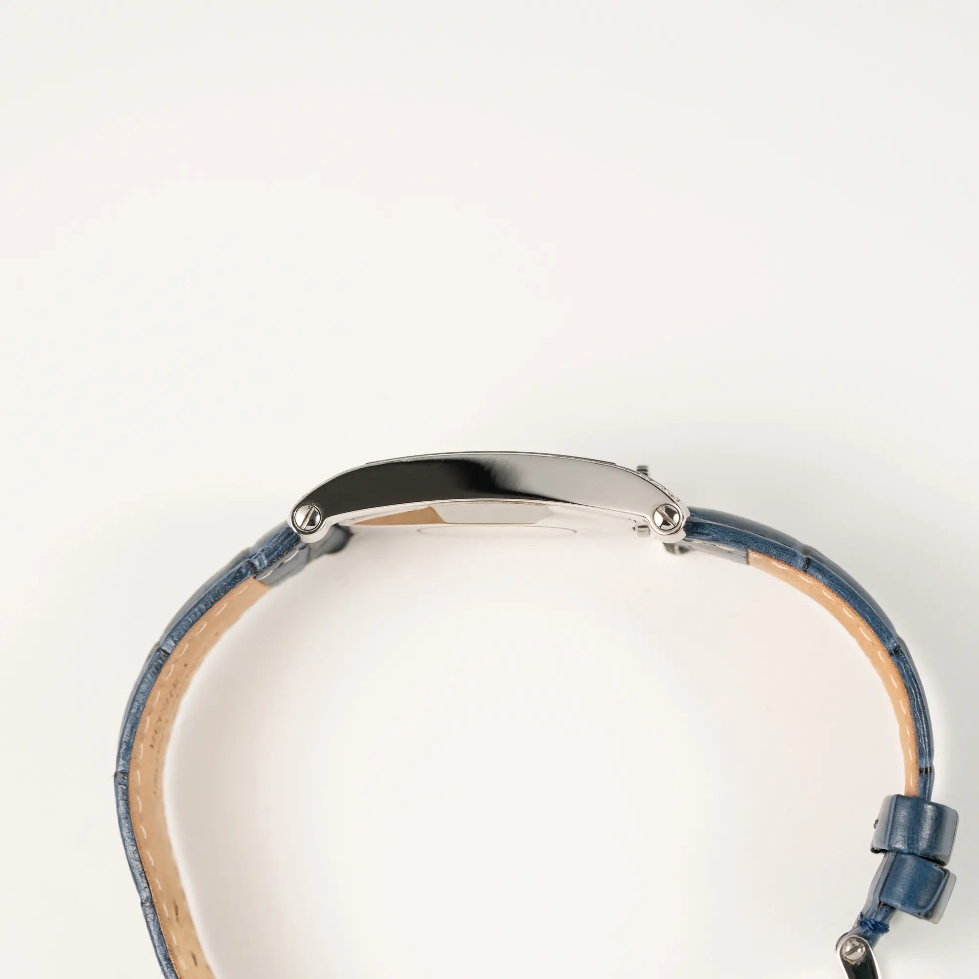 Seitliche Gehäuseflanke der Chronoswiss Imperia Constanze mit diamantbesetzten-Stahlgehäuse mit schwarzem Zifferblatt an einem petrol-blauem Lederband