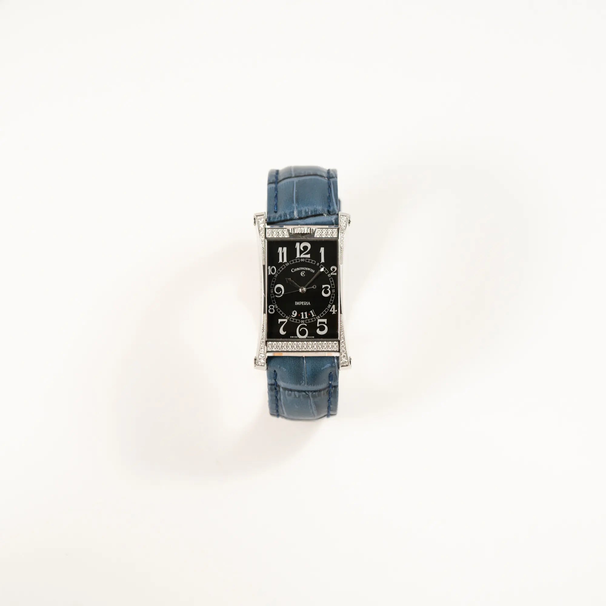 Frontale Ansicht der Chronoswiss Imperia Constanze mit diamantbesetzten-Stahlgehäuse mit schwarzem Zifferblatt an einem petrol-blauem Lederband