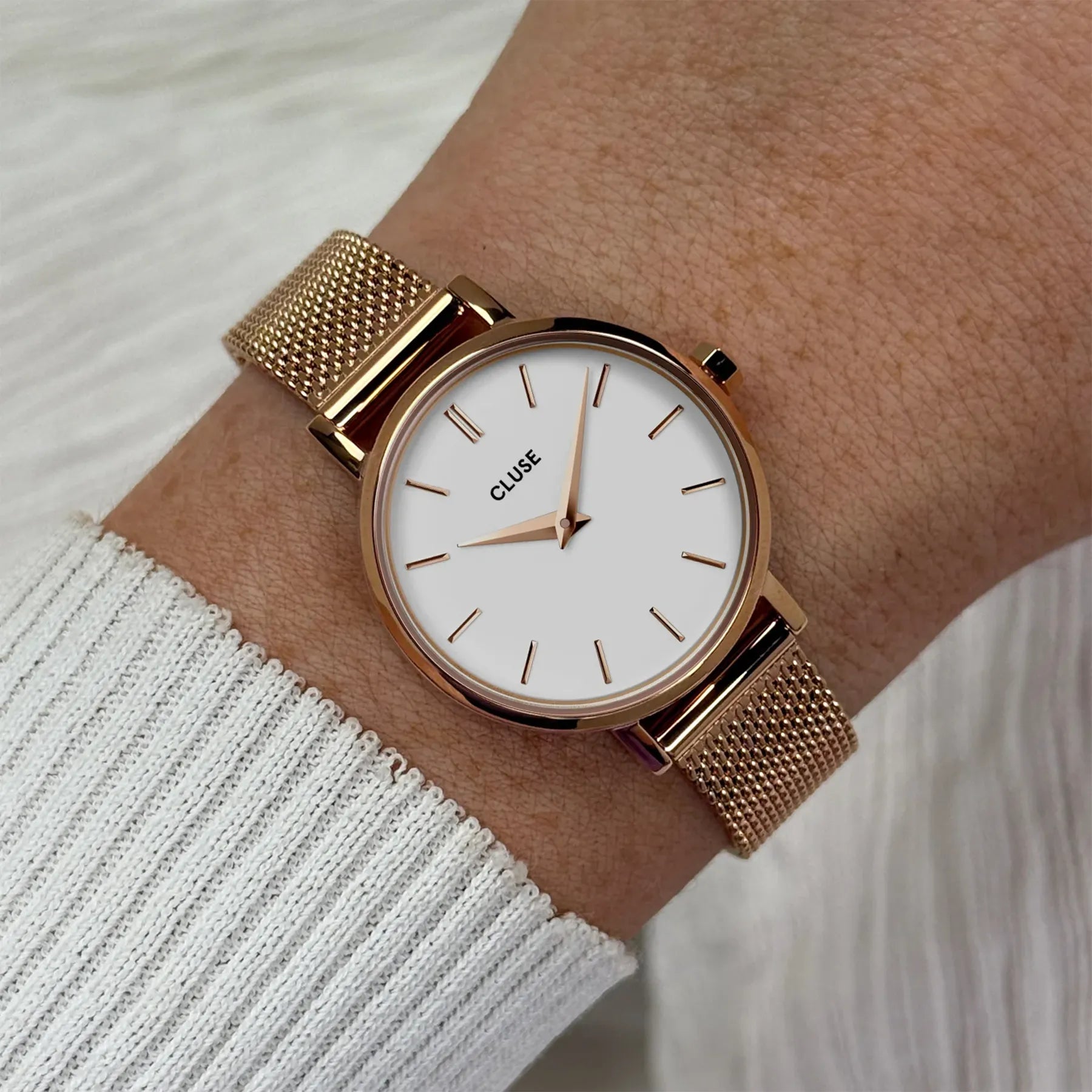 Wristshot mit der roségoldfarbenen Cluse Damenuhr Boho Chic der Referenz CW0101211003 mit weißem Zifferblatt an einem roségoldfarbenem Mesh-Armband