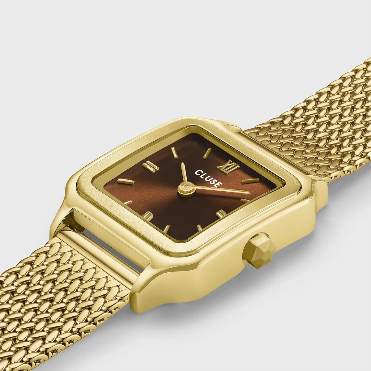 Detailansicht der goldfarbenen Cluse Gracieuse Petite Damenuhr CW11830 mit braunem Sonnenschliff-Zifferblatt am Mesh-Armband