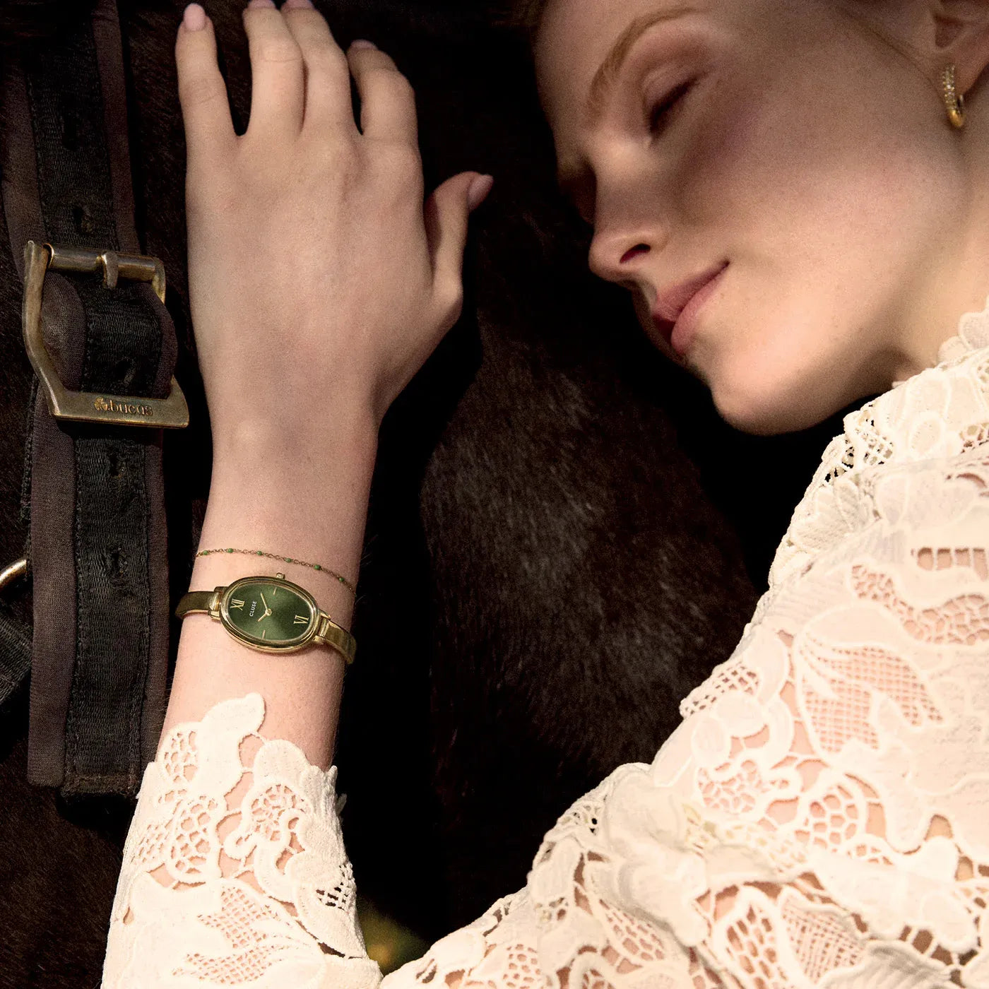 Frau trägt die Cluse L'Ovale CW16103 mit olivgrünem Zifferblatt an ihrem Handgelenk