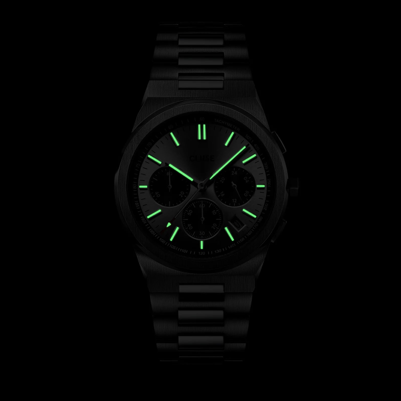 Vigoureux Chronograph-Uhr von Cluse in Edelstahl mit dem silbernen Zifferblatt mit schwarzen Totalisatoren bei Nacht mit leuchtenden Indizes und Zeiger