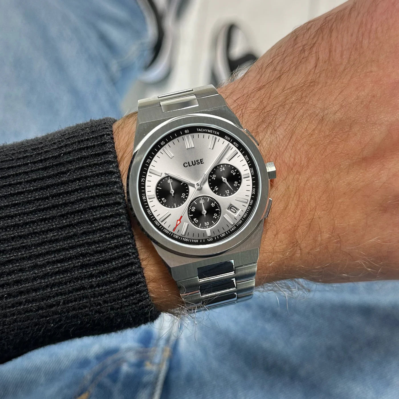 Wristshot mit der Vigoureux Chronograph-Uhr von Cluse in Edelstahl mit dem silbernen Zifferblatt mit schwarzen Totalisatoren