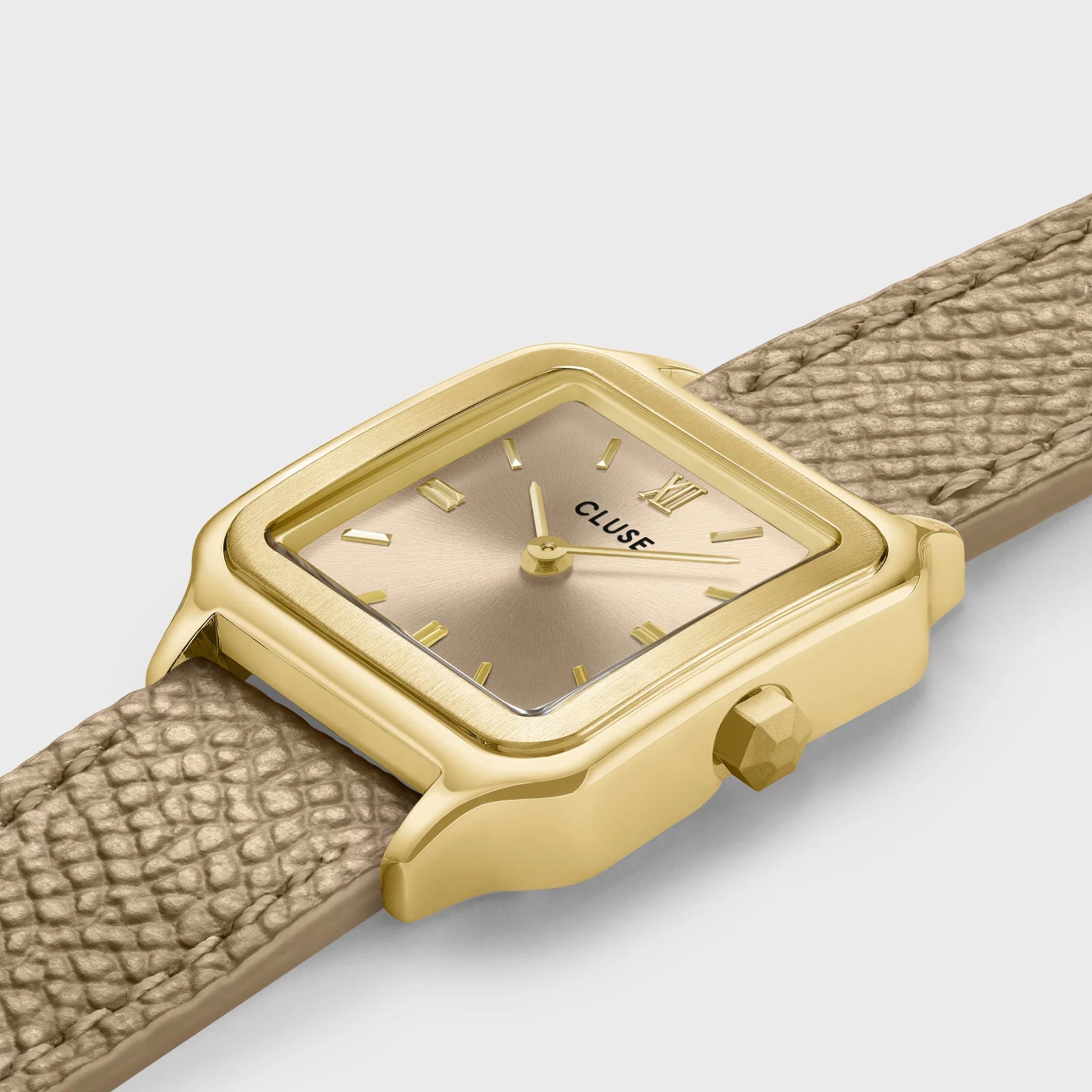Leicht schräge Ansicht der der goldfarbenen Cluse Gracieuse Petite Damenuhr mit rechteckigem Gehäuse und beigem/bronze-farbenem Zifferblatt an einem Doppel-Armband aus Leder im gleichen Farbton wie das Zifferblatt