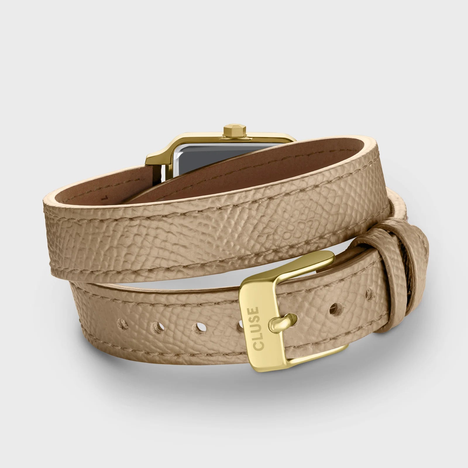 Blick auf das Band der goldfarbenen Cluse Gracieuse Petite Damenuhr mit rechteckigem Gehäuse und beigem/bronze-farbenem Zifferblatt an einem Doppel-Armband aus Leder im gleichen Farbton wie das Zifferblatt