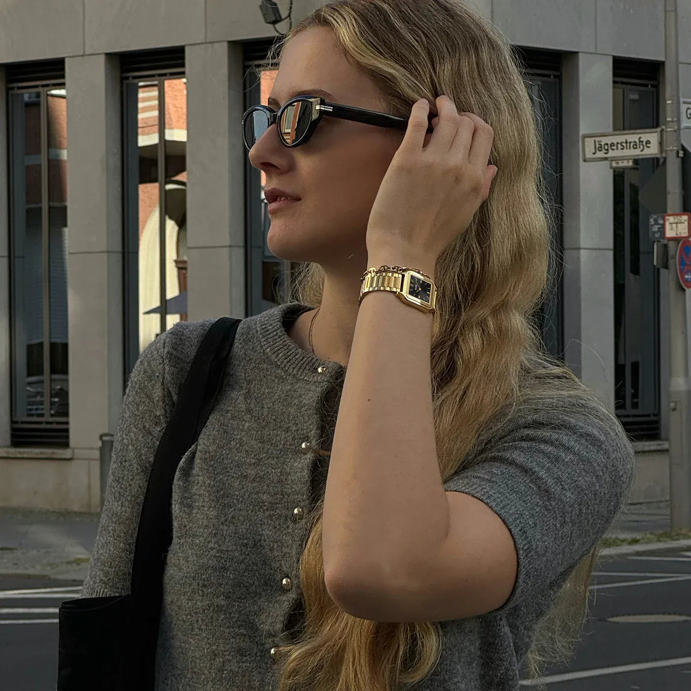 Gracieuse Uhr | Goldfarben | Schwarzes Zifferblatt