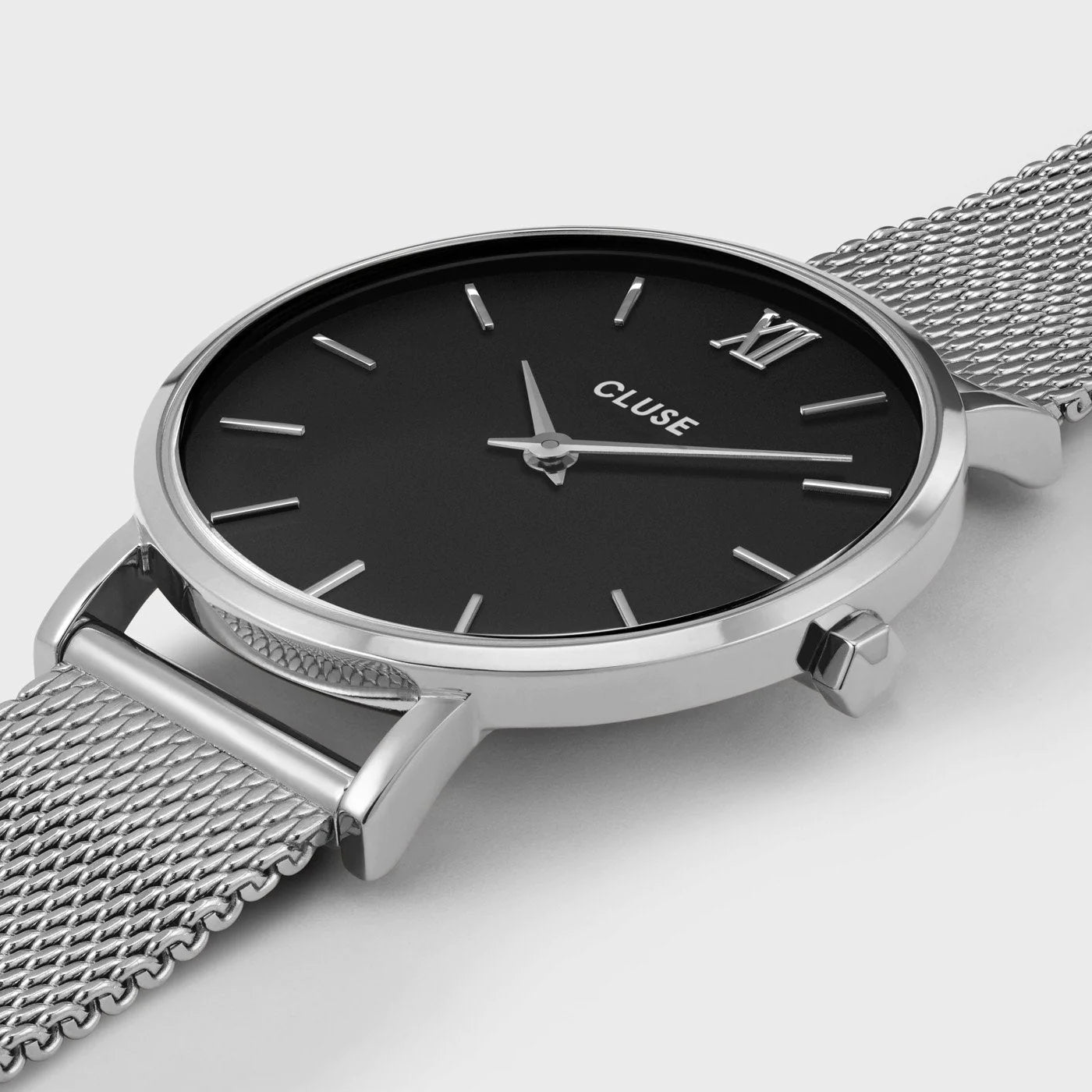 Detailansicht der Cluse Stahl-Uhr "Minuit Mesh" mit silberfarbenem Gehäuse und schwarzem Zifferblatt