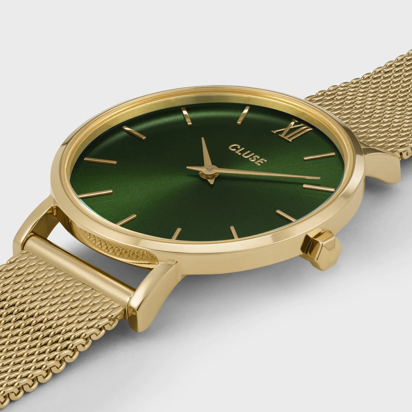 Detailansicht der Cluse Stahl-Uhr "Minuit Mesh" mit gelbgolden-farbigen Gehäuse mit grünem Zifferblatt