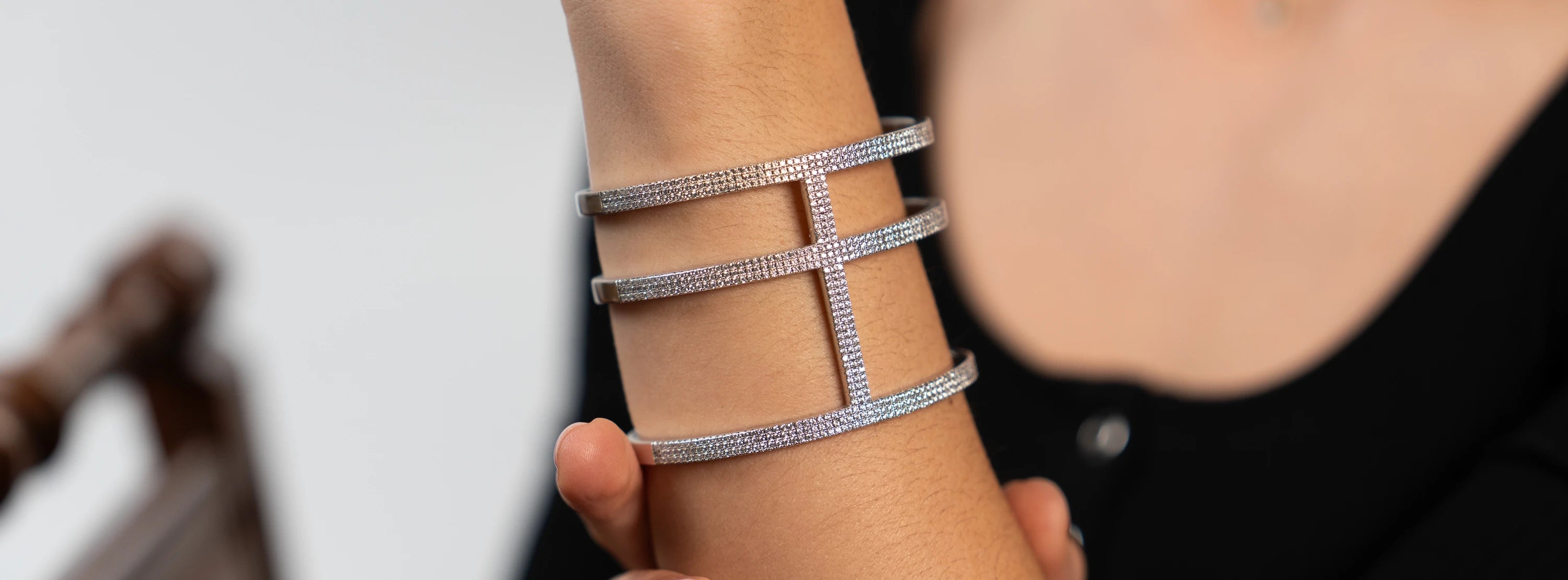 Frau trägt einen Armreif aus Silber mit Steinbesatz des Herstellers Diamonfire an Ihrem Handgelenk