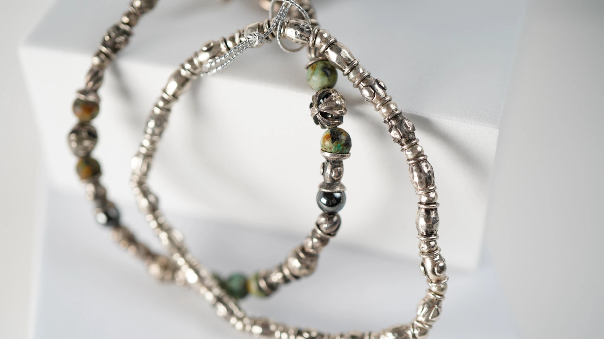 Fotografie der Elf Craft Armbaender aus Silber mit verzierten Hülsen und runden afrikanischem Tuerkis-Perlen