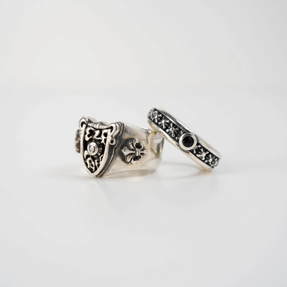 Zwei unterschiedliche Silberringe für Männer von Elfcraft mit einem rauen, schwarz-silbernen Look