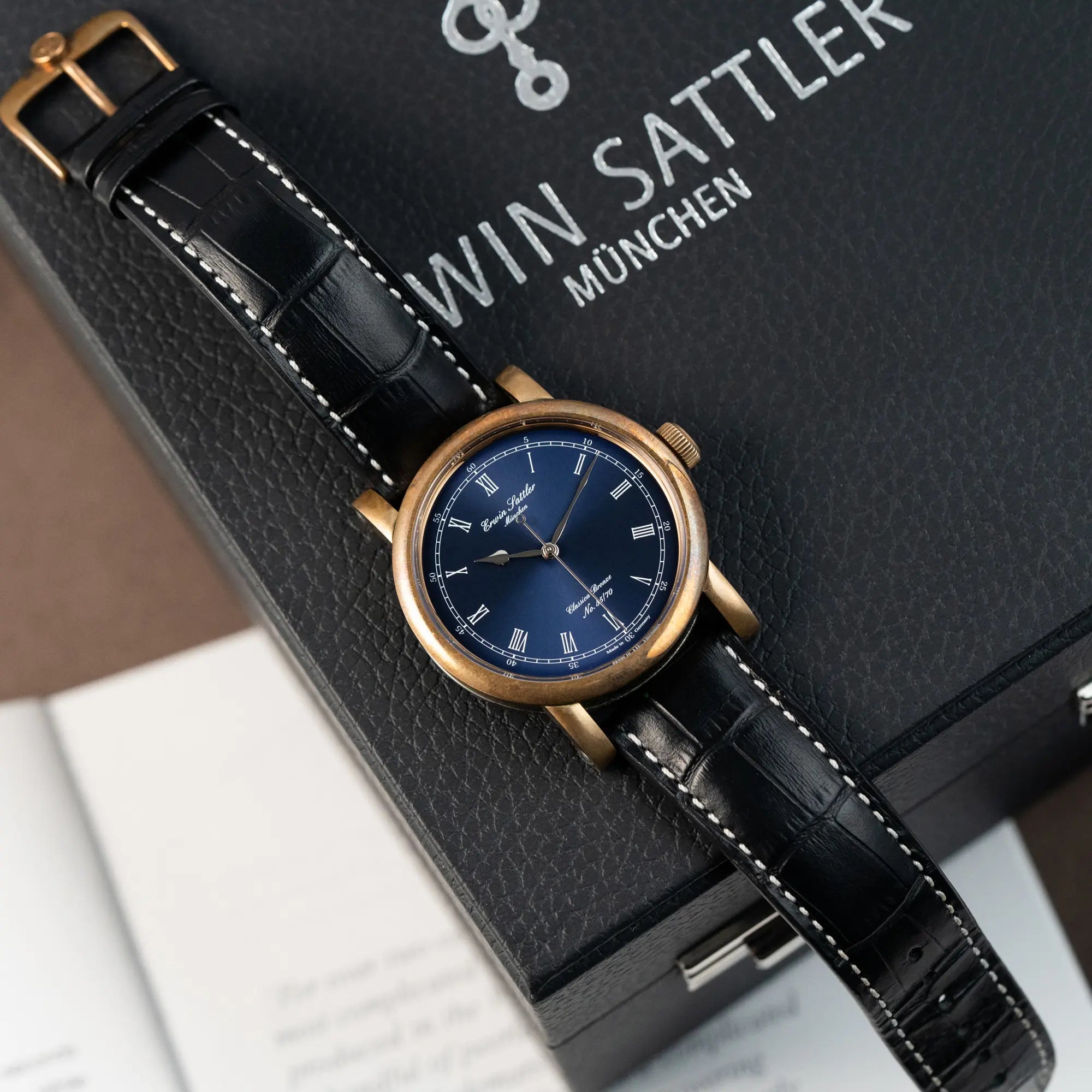 Produktfotografie der limitierten Erwin Sattler Classica Armbanduhr in einem Bronze-Gehäuse mit blauem Zifferblatt