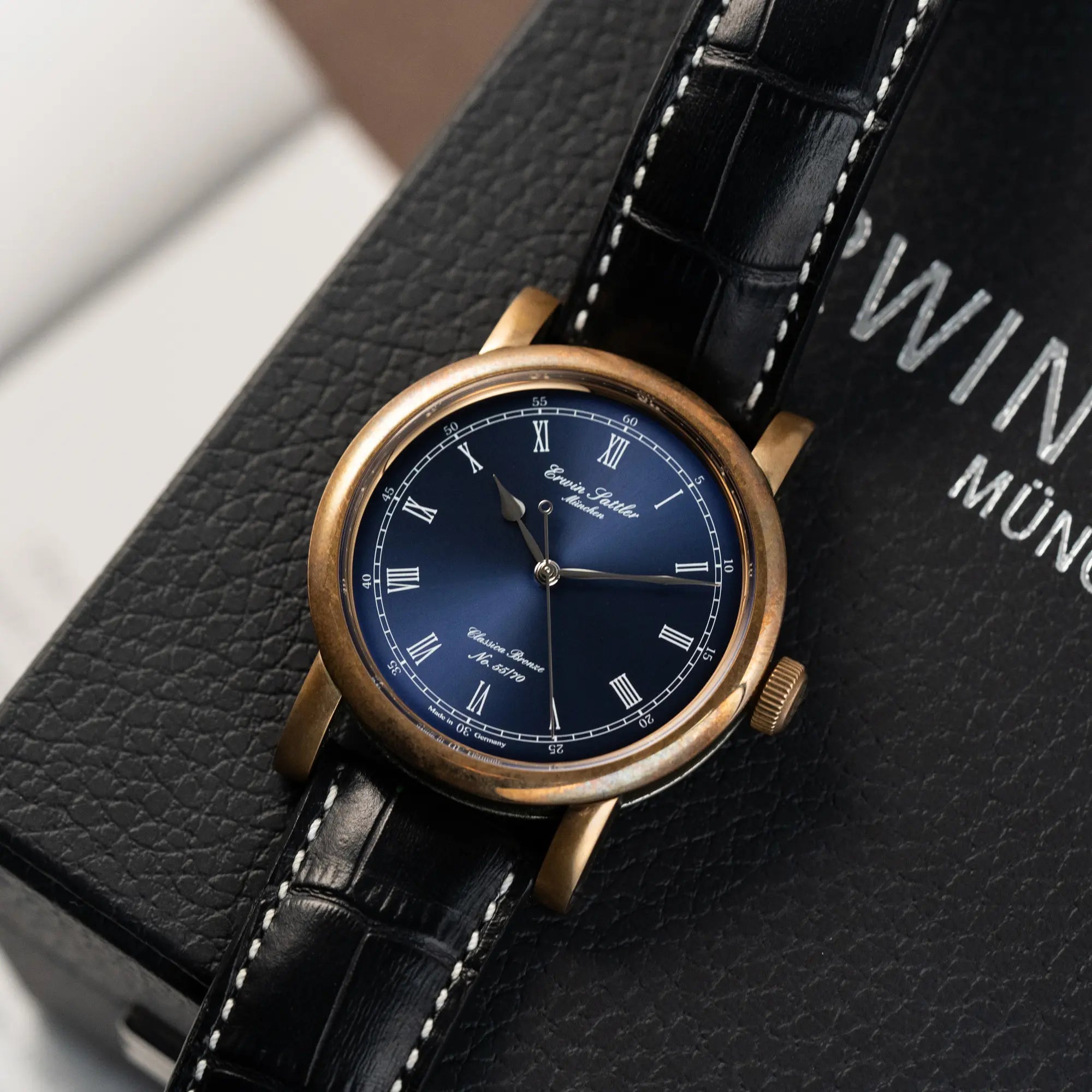 Detailaufnahme der limitierten Erwin Sattler Classica Armbanduhr in einem Bronze-Gehäuse mit blauem Zifferblatt
