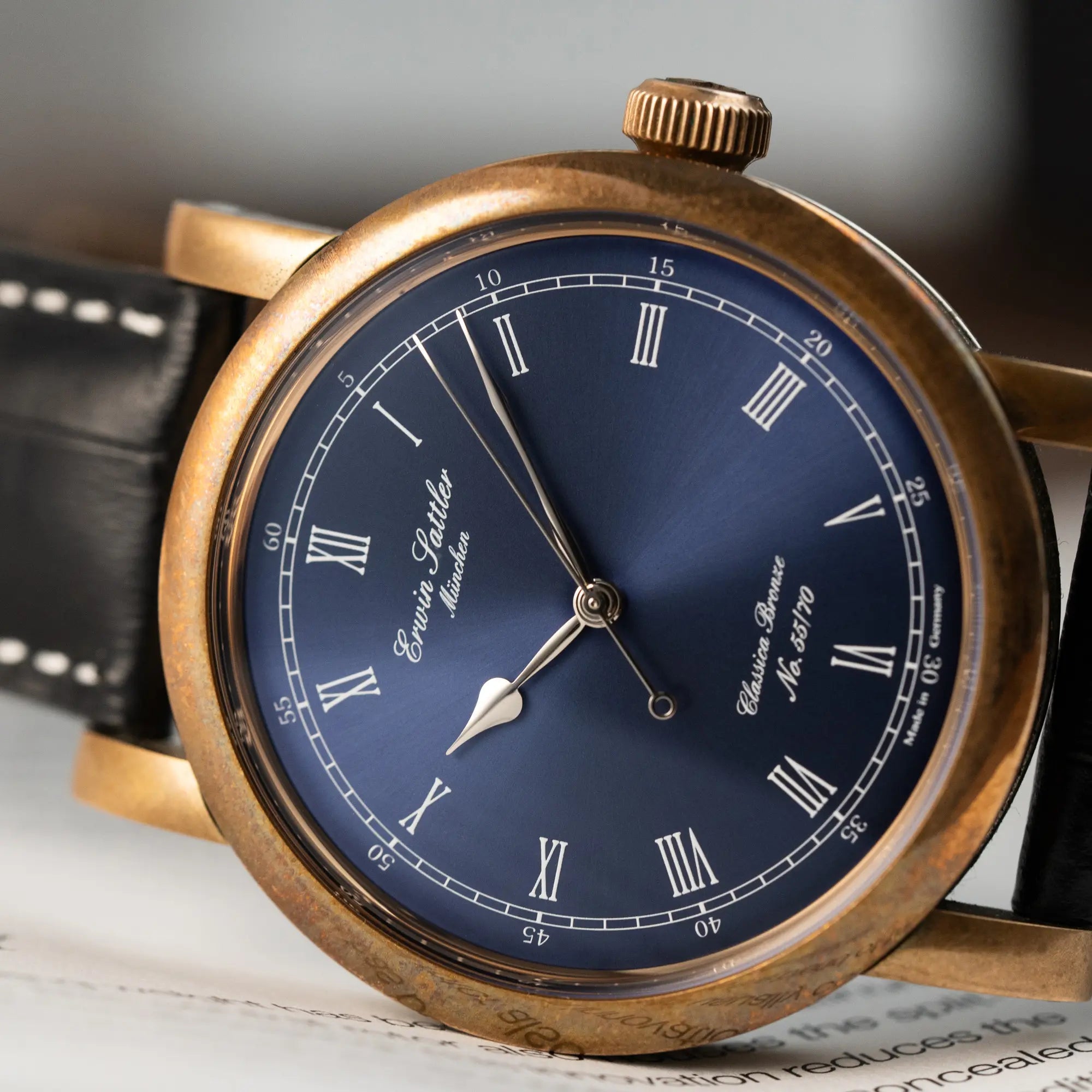 Detailaufnahme der limitierten Erwin Sattler Classica Armbanduhr in einem Bronze-Gehäuse mit blauem Zifferblatt