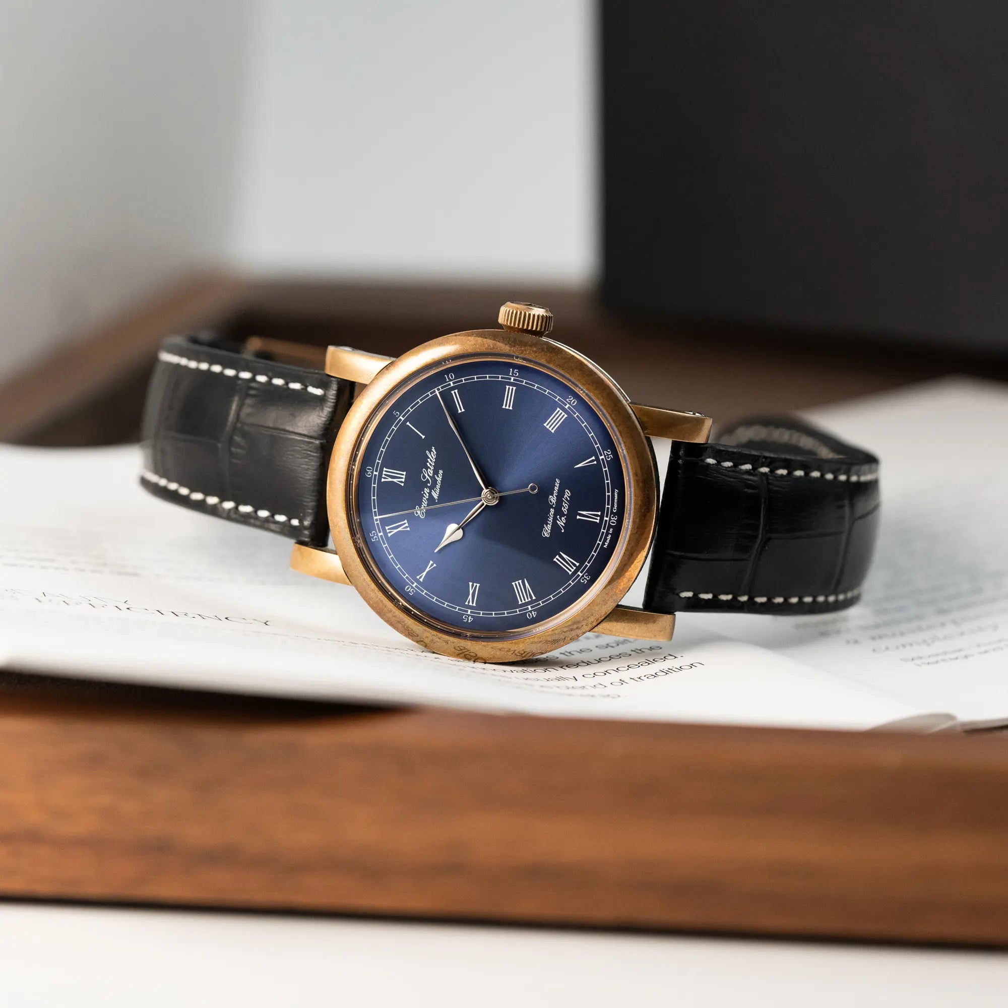 Produktfotografie der der limitierten Erwin Sattler Classica Armbanduhr in einem Bronze-Gehäuse mit blauem Zifferblatt