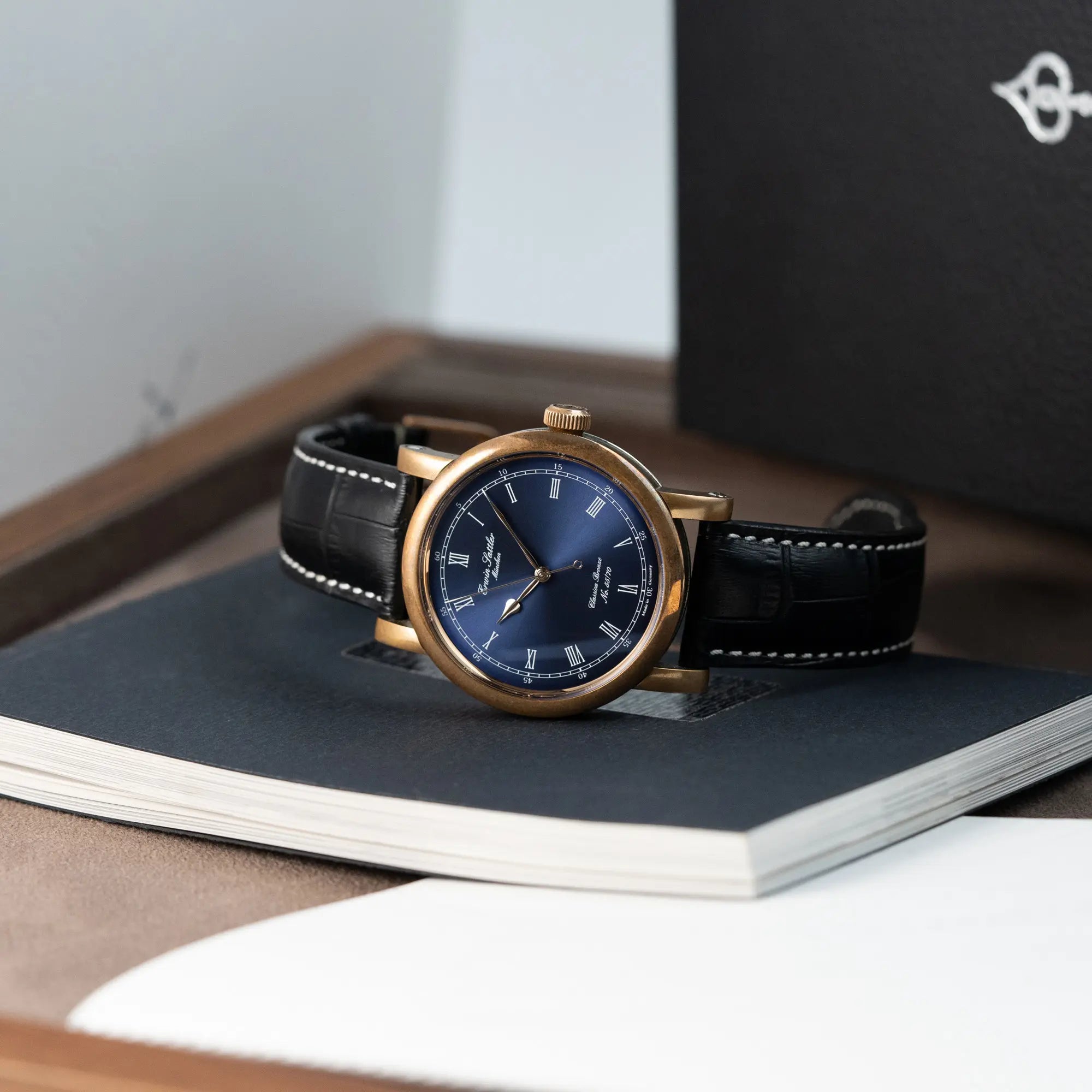 Produktfotografie der limitierten Erwin Sattler Classica Armbanduhr in einem Bronze-Gehäuse mit blauem Zifferblatt