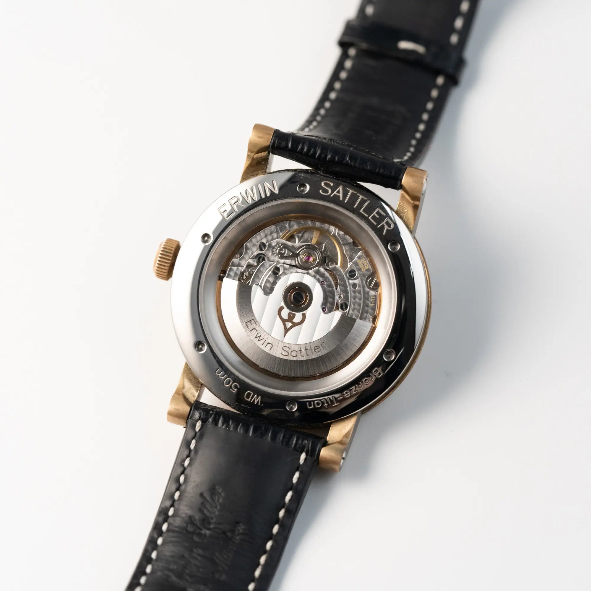 Gehäuseboden mit Sichtglas der limitierten Erwin Sattler Classica Armbanduhr in einem Bronze-Gehäuse mit blauem Zifferblatt