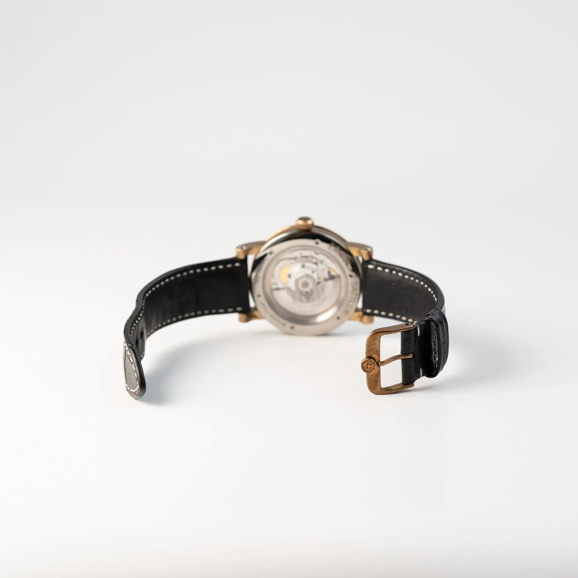 Blick auf die geöffnete Dornschliesse und den Gehäuseboden der limitierten Erwin Sattler Classica Armbanduhr in einem Bronze-Gehäuse mit blauem Zifferblatt
