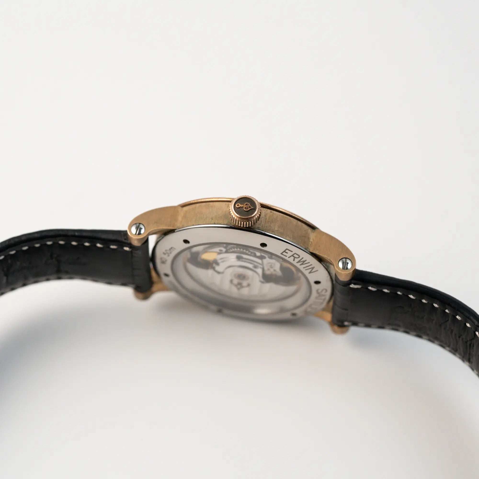 Blick auf das seitliche Gehäuse der limitierten Erwin Sattler Classica Armbanduhr in einem Bronze-Gehäuse mit blauem Zifferblatt mit Fokus auf der Aufzugskrone