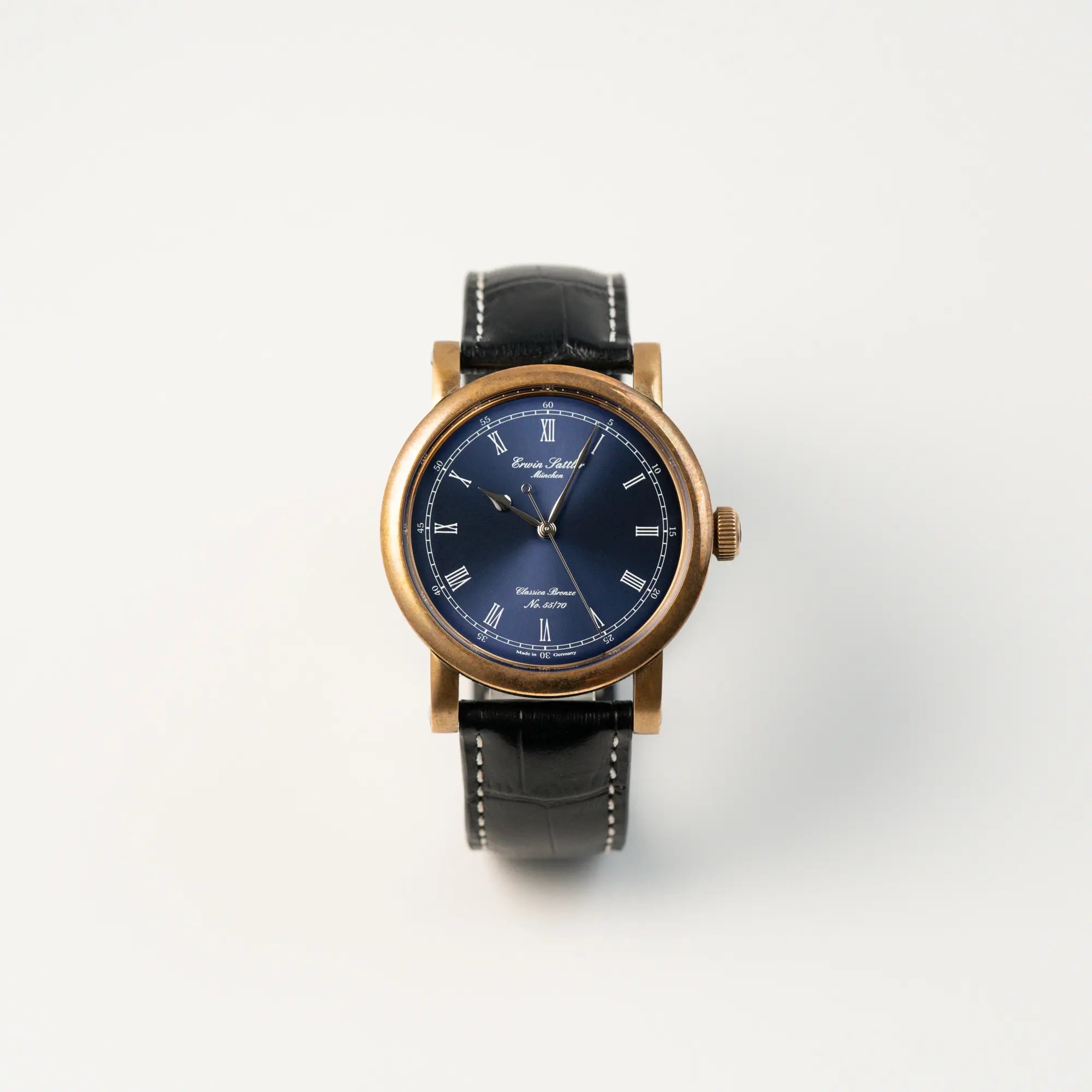 Frontale Ansicht der limitierten Erwin Sattler Classica Armbanduhr in einem Bronze-Gehäuse mit blauem Zifferblatt