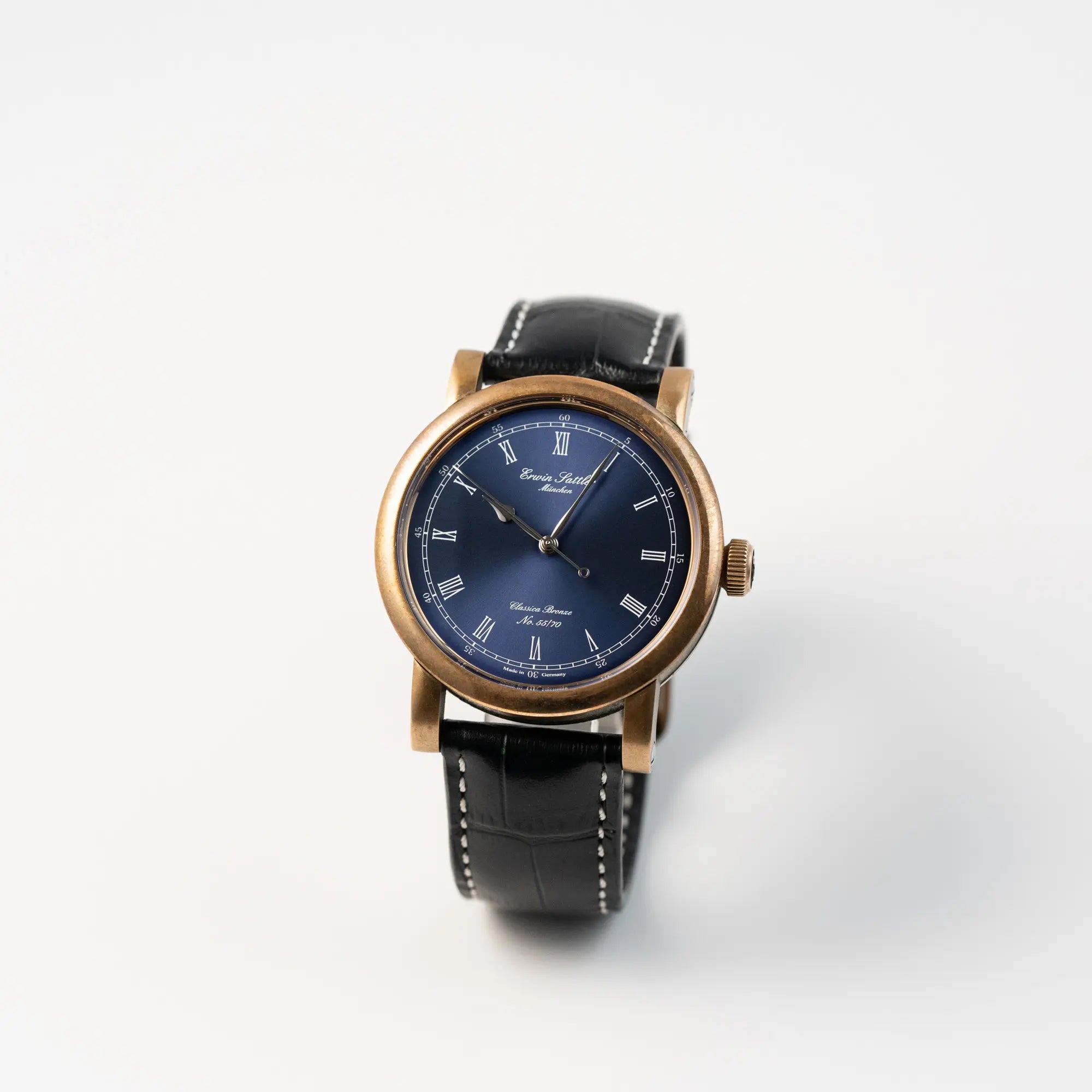 Leicht schräge Ansicht der limitierten Erwin Sattler Classica Armbanduhr in einem Bronze-Gehäuse mit blauem Zifferblatt