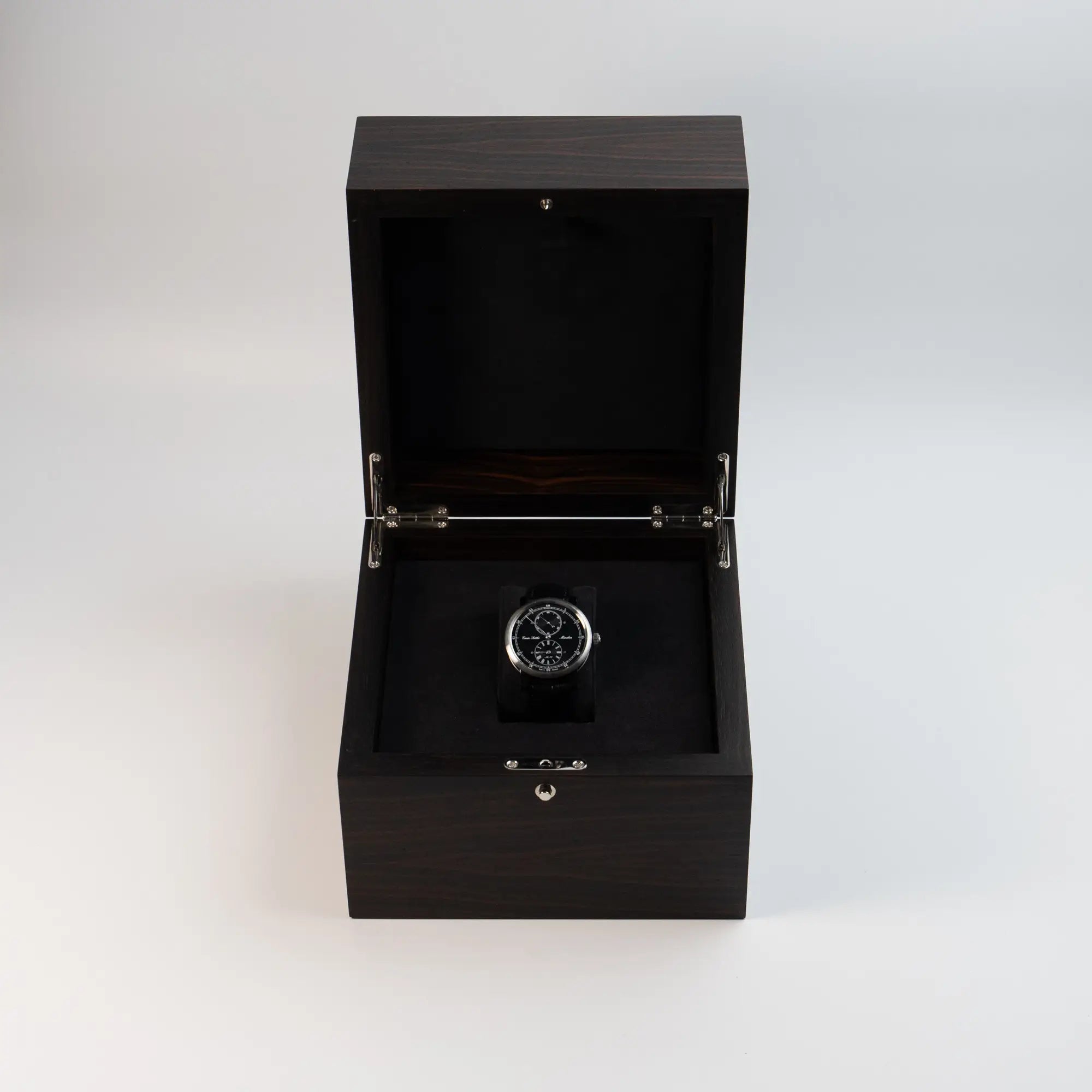 Uhr mit Lieferumfang des limitierten Erwin Sattler Regulators in Schwarz mit der Nummerierung "01" in der originalen Uhrenbox