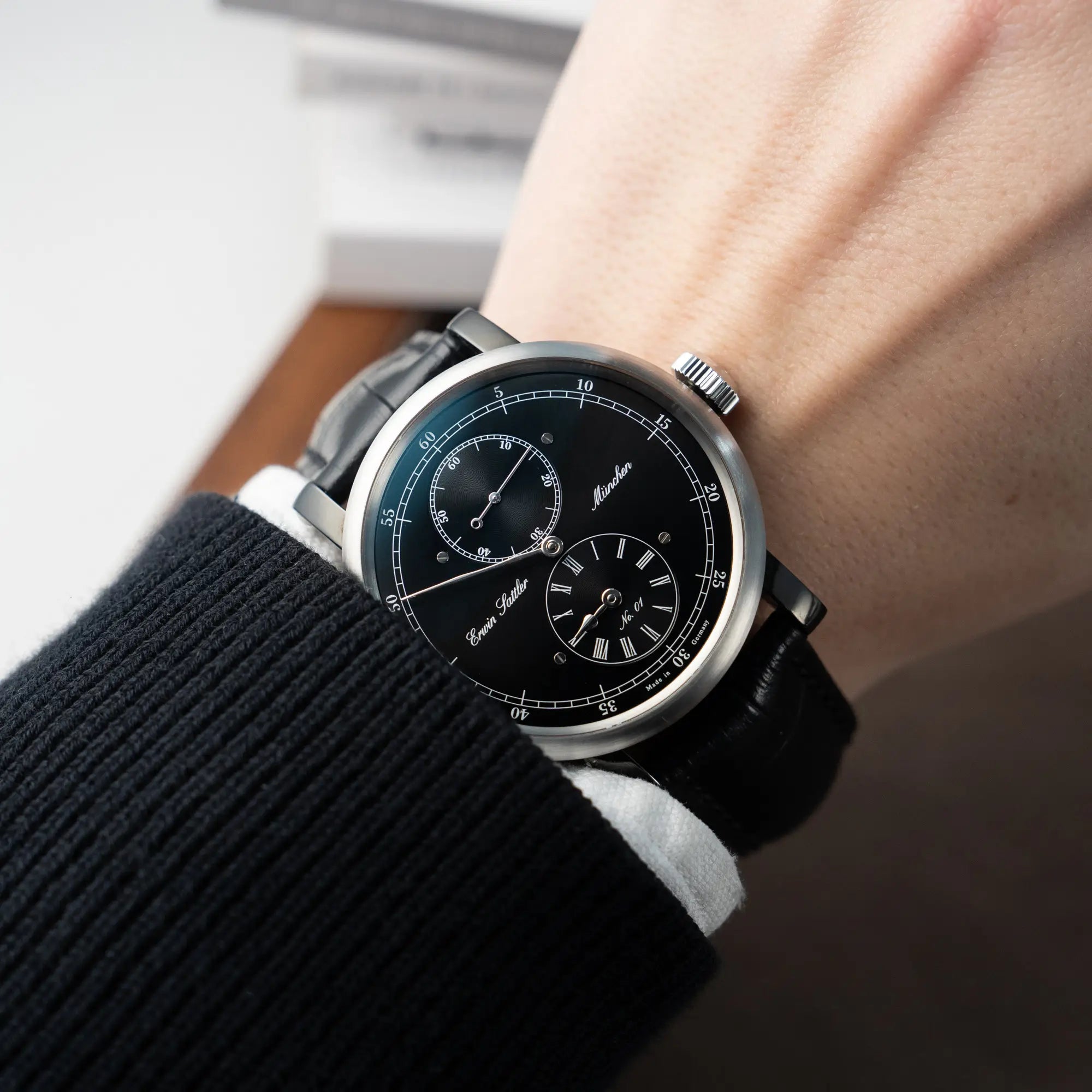 Mann trägt den limitierten Erwin Sattler Regulator in Schwarz mit der Nummerierung "01"