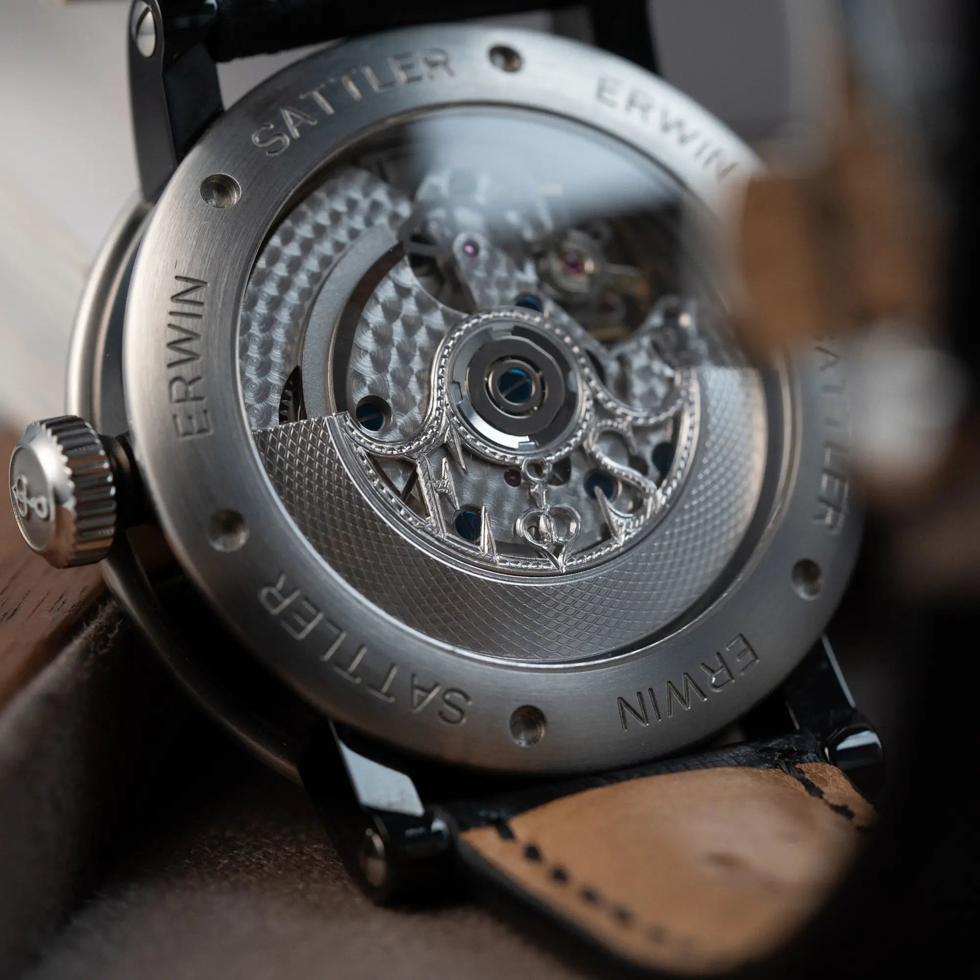 Detailaufnahme des gläsernen Sichtbodens des limitierten Erwin Sattler Regulators in Schwarz mit der Nummerierung "01"
